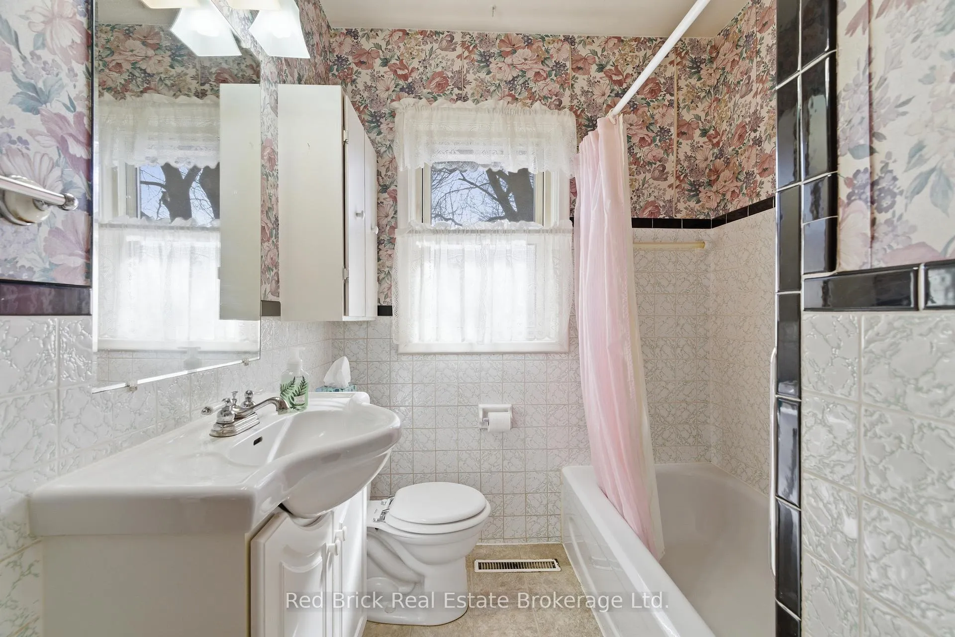 Photo 25 of 38 Dumbarton Street, Guelph, Riverside Park — HOMEH