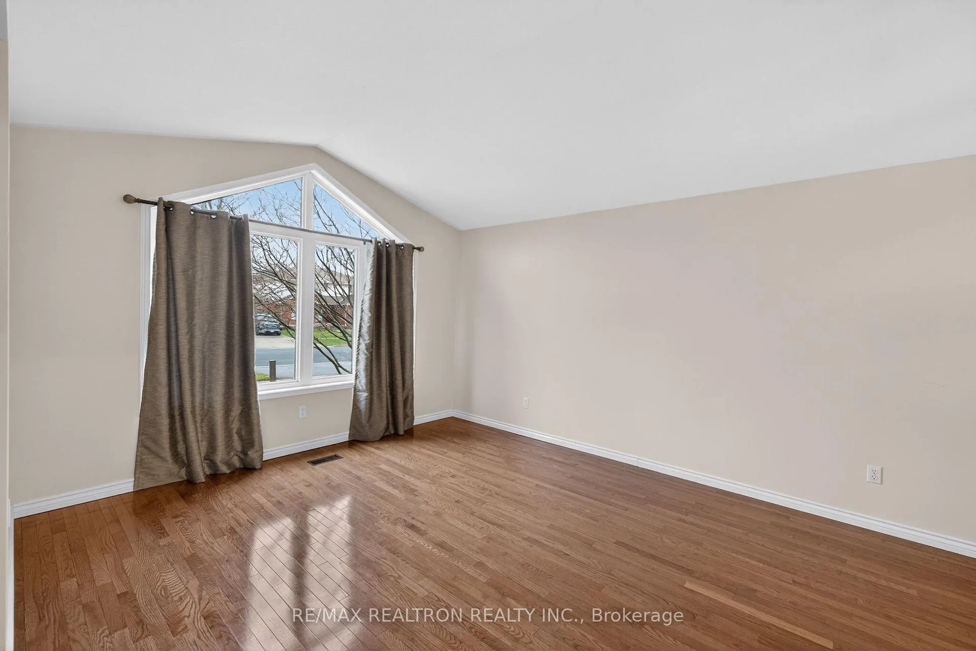 Photo 4 of 3129 Westridge Boulevard, Peterborough, Monaghan Ward 2 — HOMEH