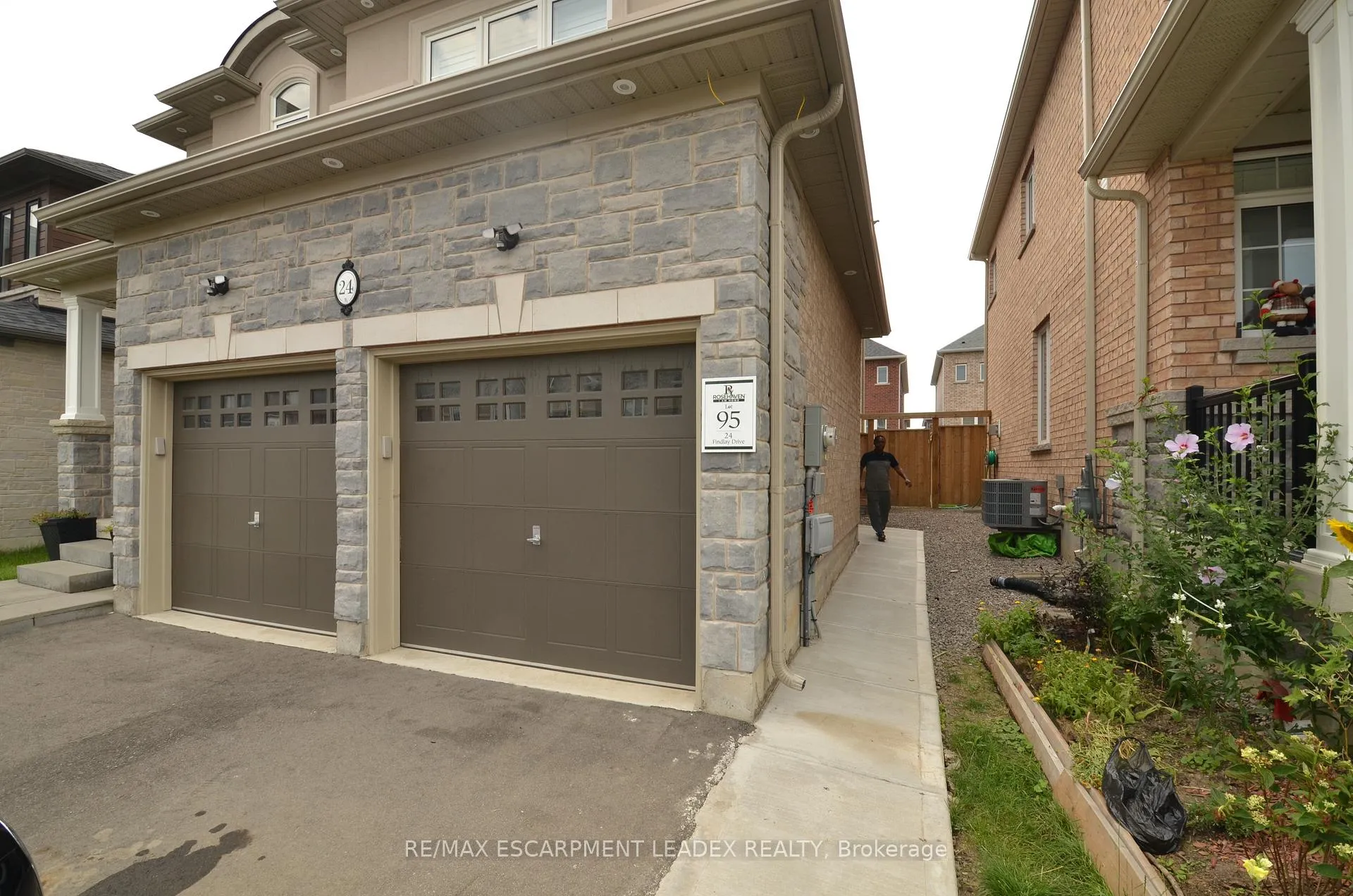 Photo 3 of Unit B, 24 Findlay Drive, Hamilton, Ancaster — HOMEH