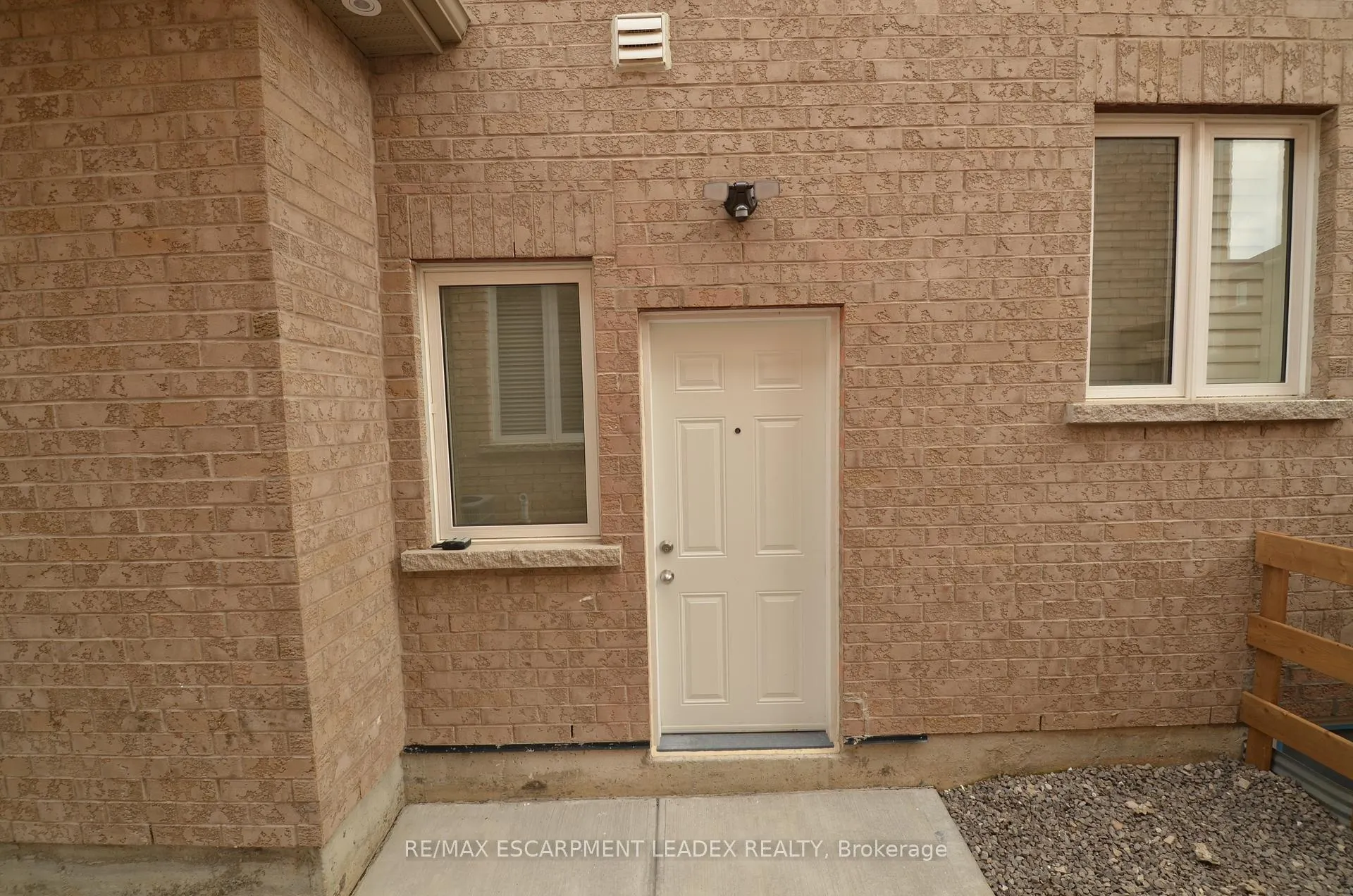 Photo 4 of Unit B, 24 Findlay Drive, Hamilton, Ancaster — HOMEH
