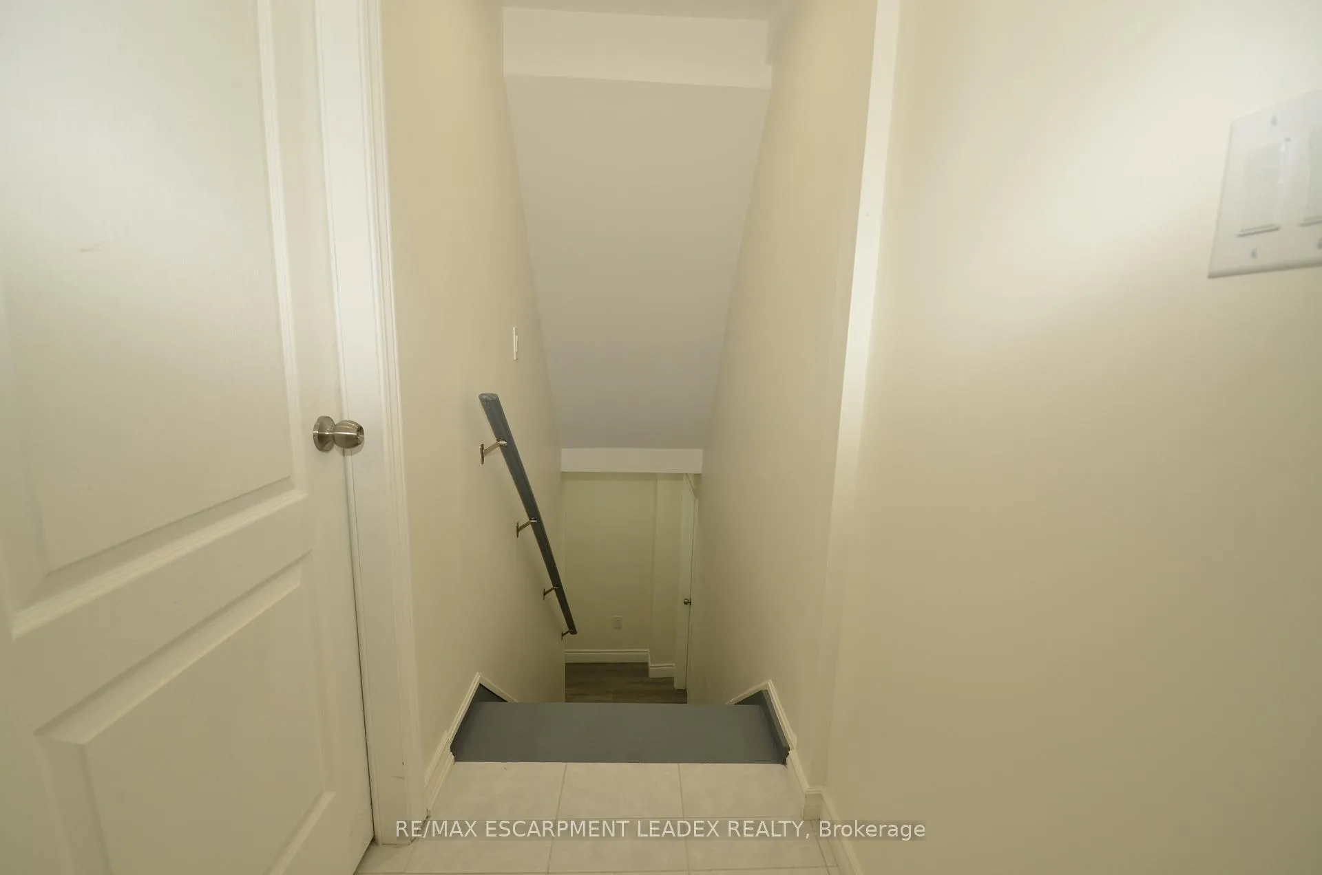 Photo 5 of Unit B, 24 Findlay Drive, Hamilton, Ancaster — HOMEH