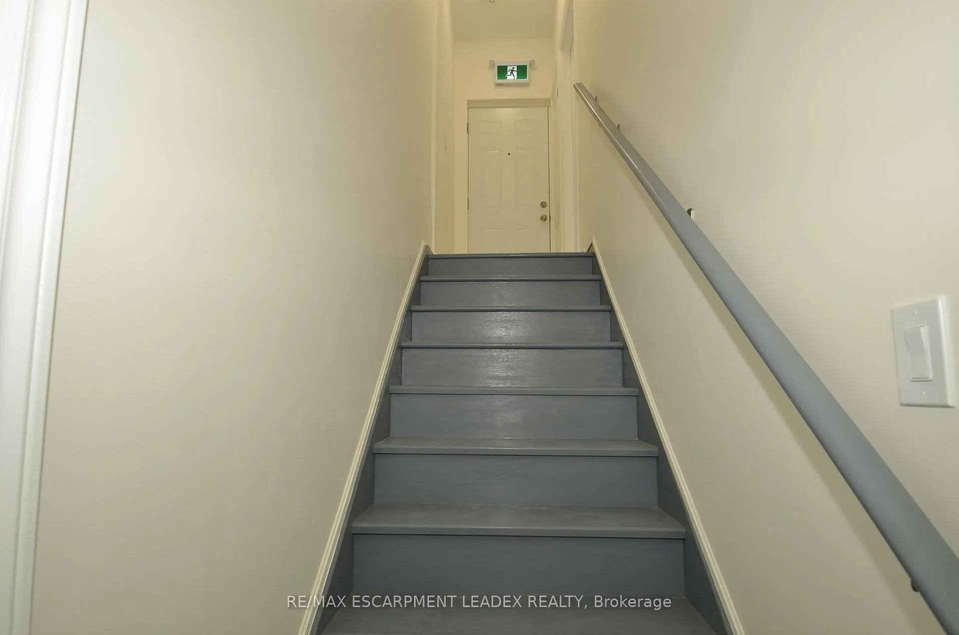Photo 7 of Unit B, 24 Findlay Drive, Hamilton, Ancaster — HOMEH