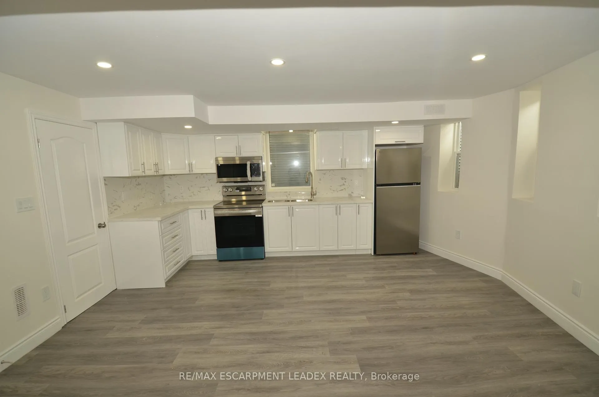 Photo 11 of Unit B, 24 Findlay Drive, Hamilton, Ancaster — HOMEH