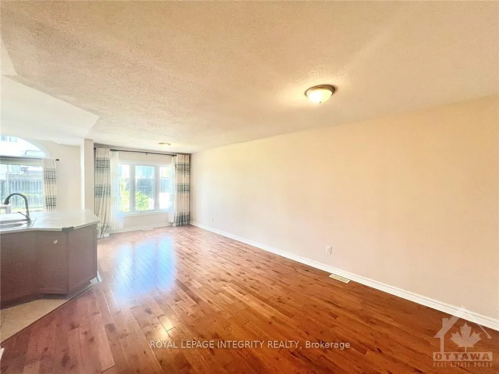 Photo 7 of 102 Brady Avenue, Ottawa, Kanata - Morgan's Grant/South March — HOMEH