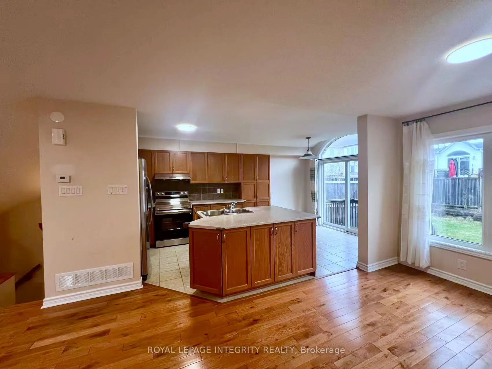 Photo 9 of 102 Brady Avenue, Ottawa, Kanata - Morgan's Grant/South March — HOMEH