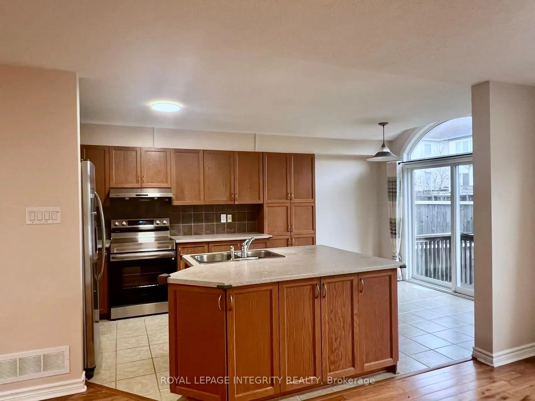 Photo 10 of 102 Brady Avenue, Ottawa, Kanata - Morgan's Grant/South March — HOMEH