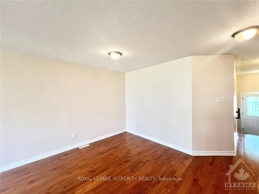 Photo 15 of 102 Brady Avenue, Ottawa, Kanata - Morgan's Grant/South March — HOMEH