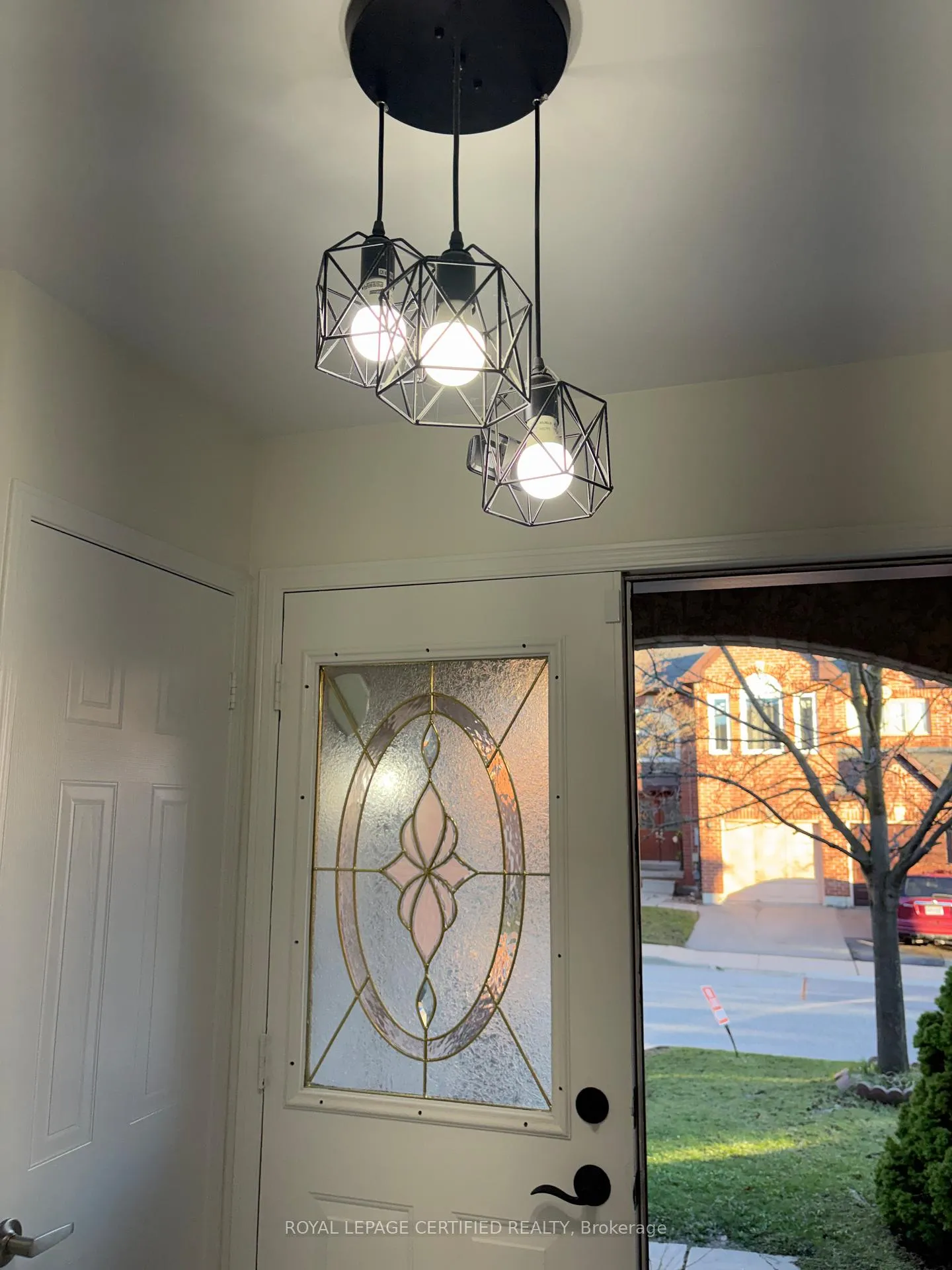 Photo 3 of 26 Goldenlight Circle, Brampton, Brampton West — HOMEH