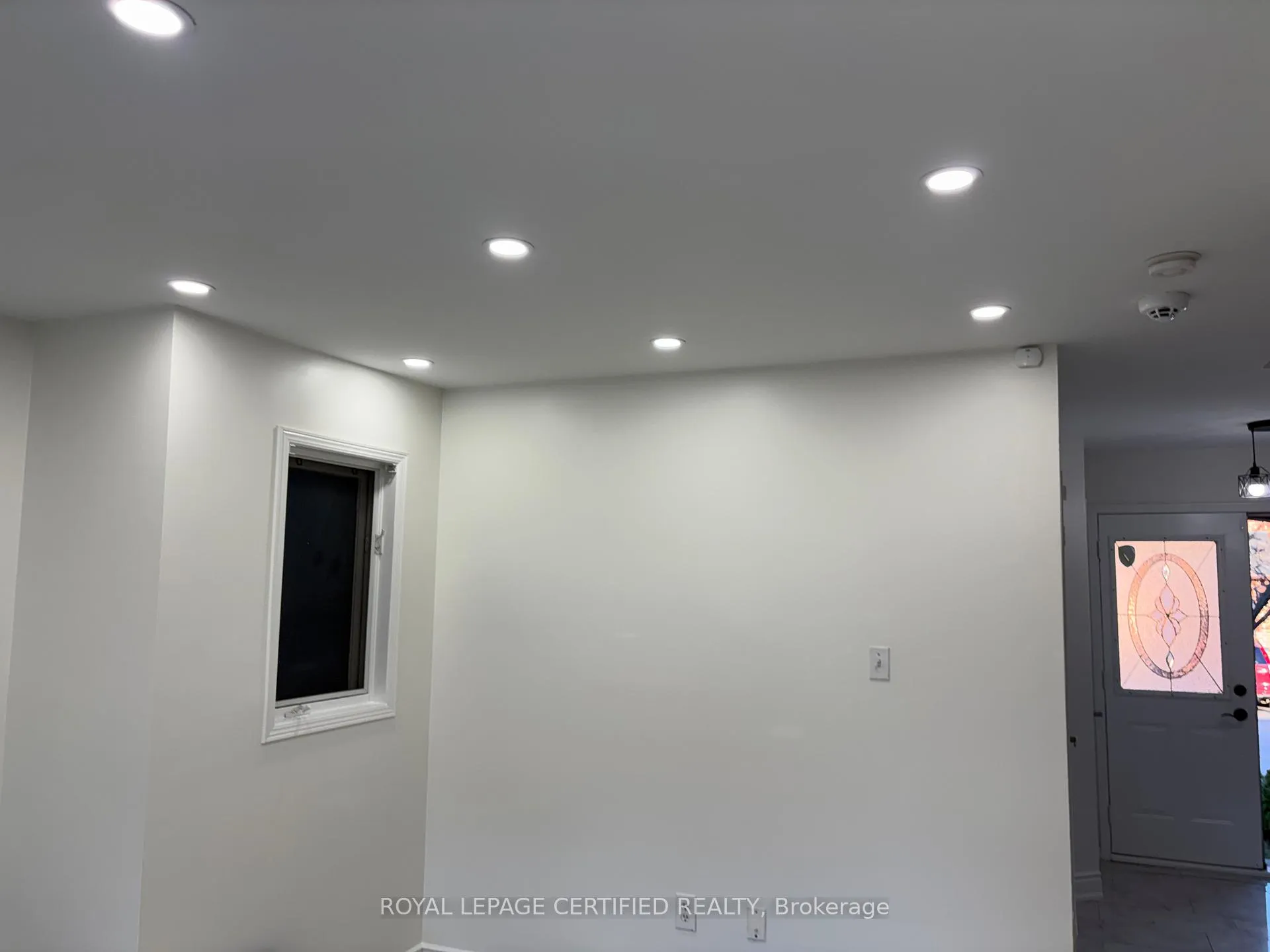 Photo 5 of 26 Goldenlight Circle, Brampton, Brampton West — HOMEH
