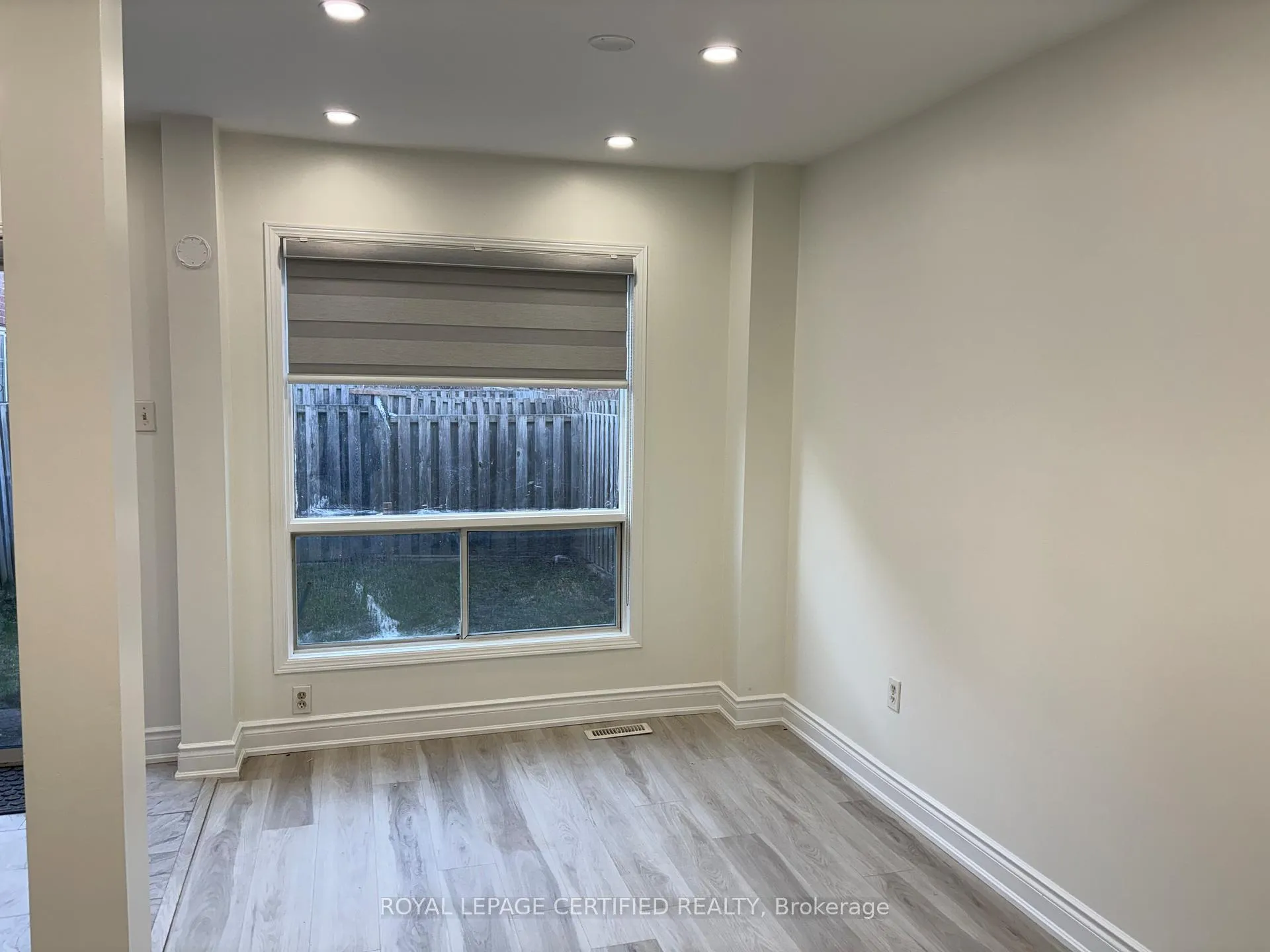 Photo 9 of 26 Goldenlight Circle, Brampton, Brampton West — HOMEH