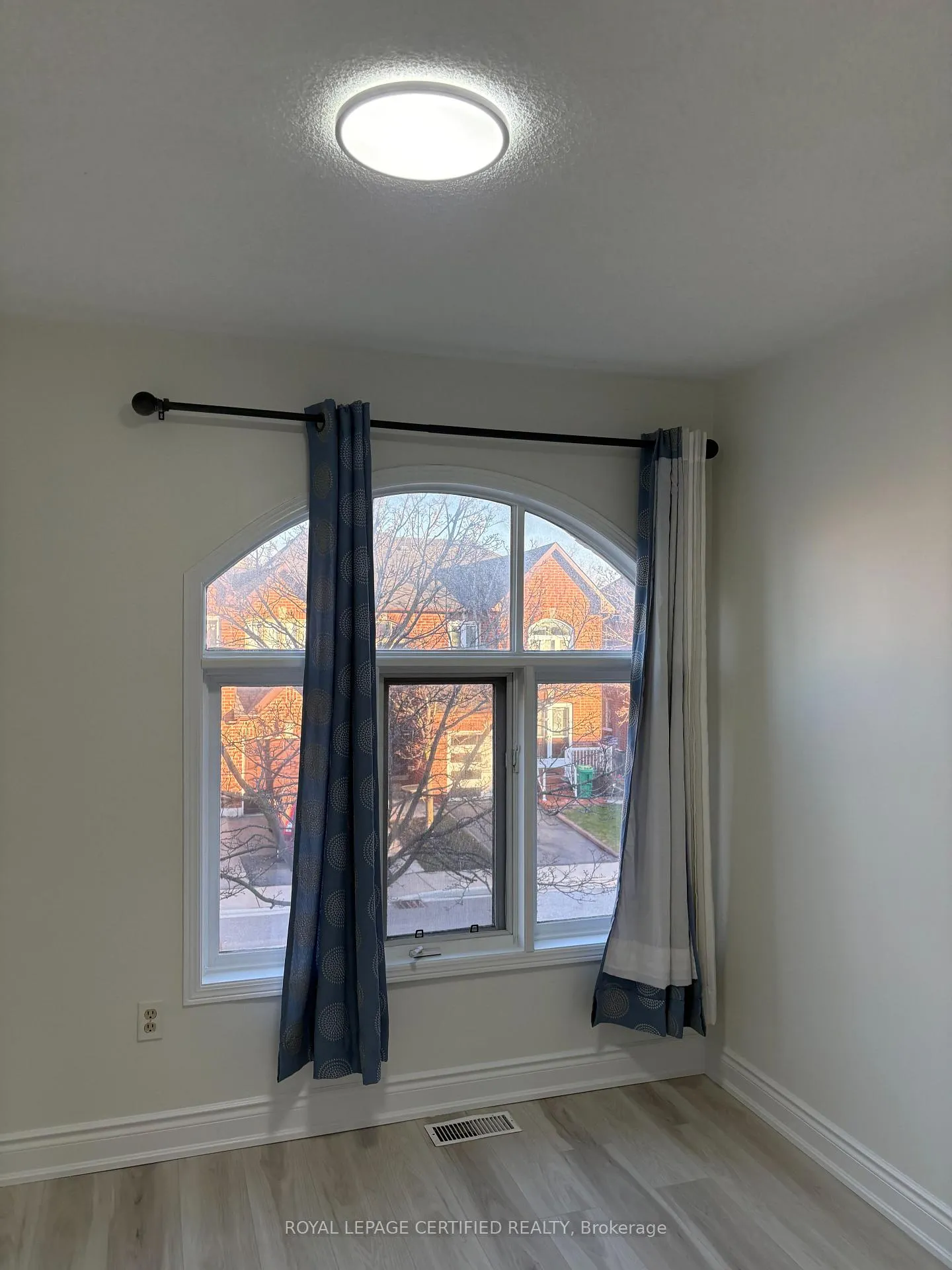 Photo 19 of 26 Goldenlight Circle, Brampton, Brampton West — HOMEH