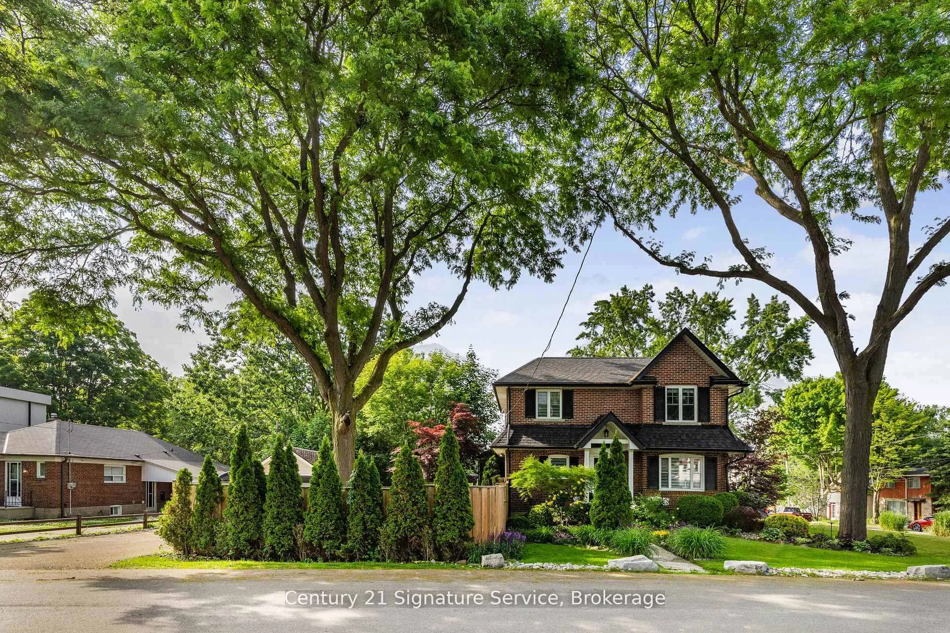 Photo 3 of 33 McIntosh Avenue, Etobicoke, Stonegate-Queensway — HOMEH