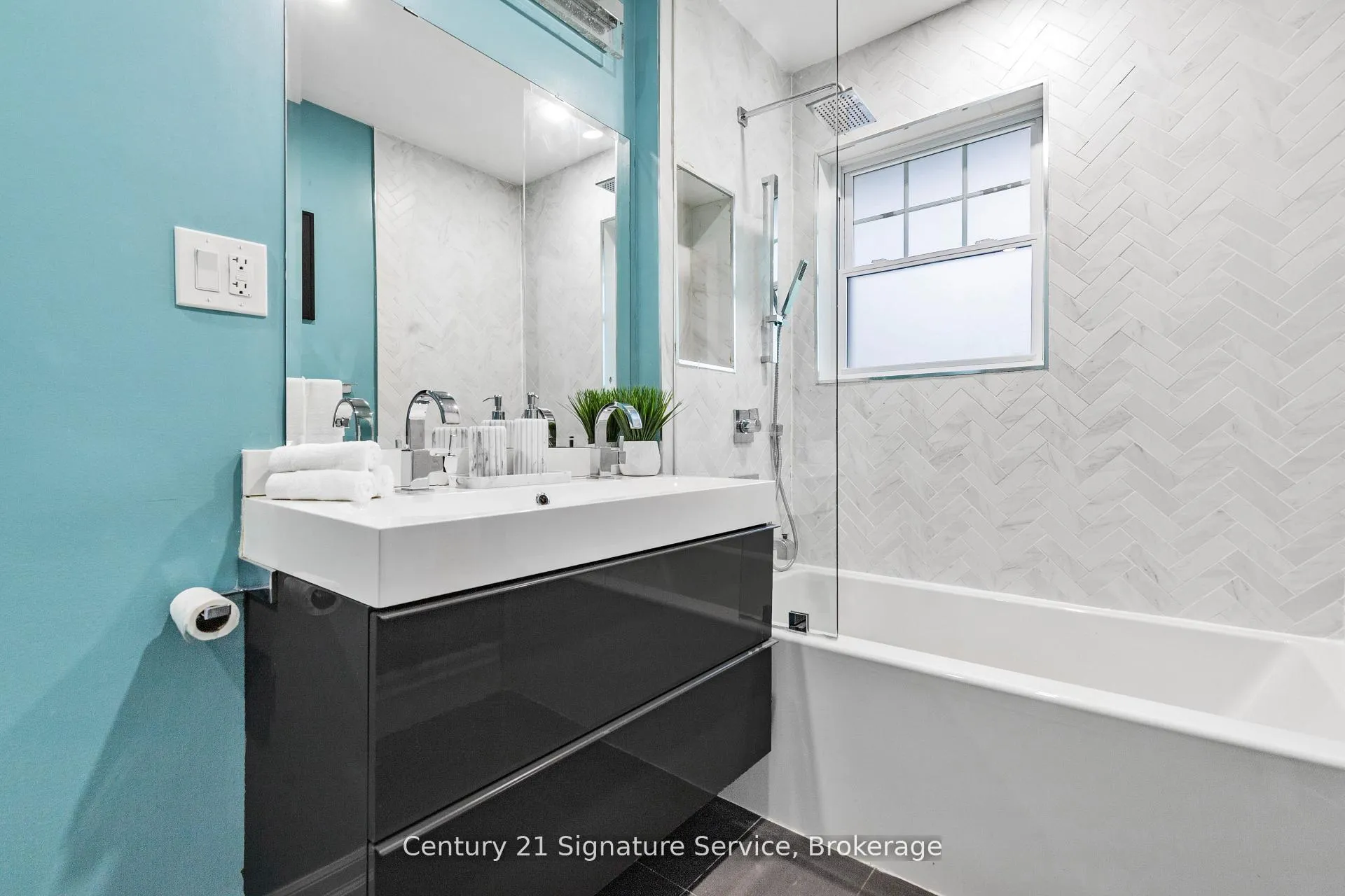 Photo 19 of 33 McIntosh Avenue, Etobicoke, Stonegate-Queensway — HOMEH