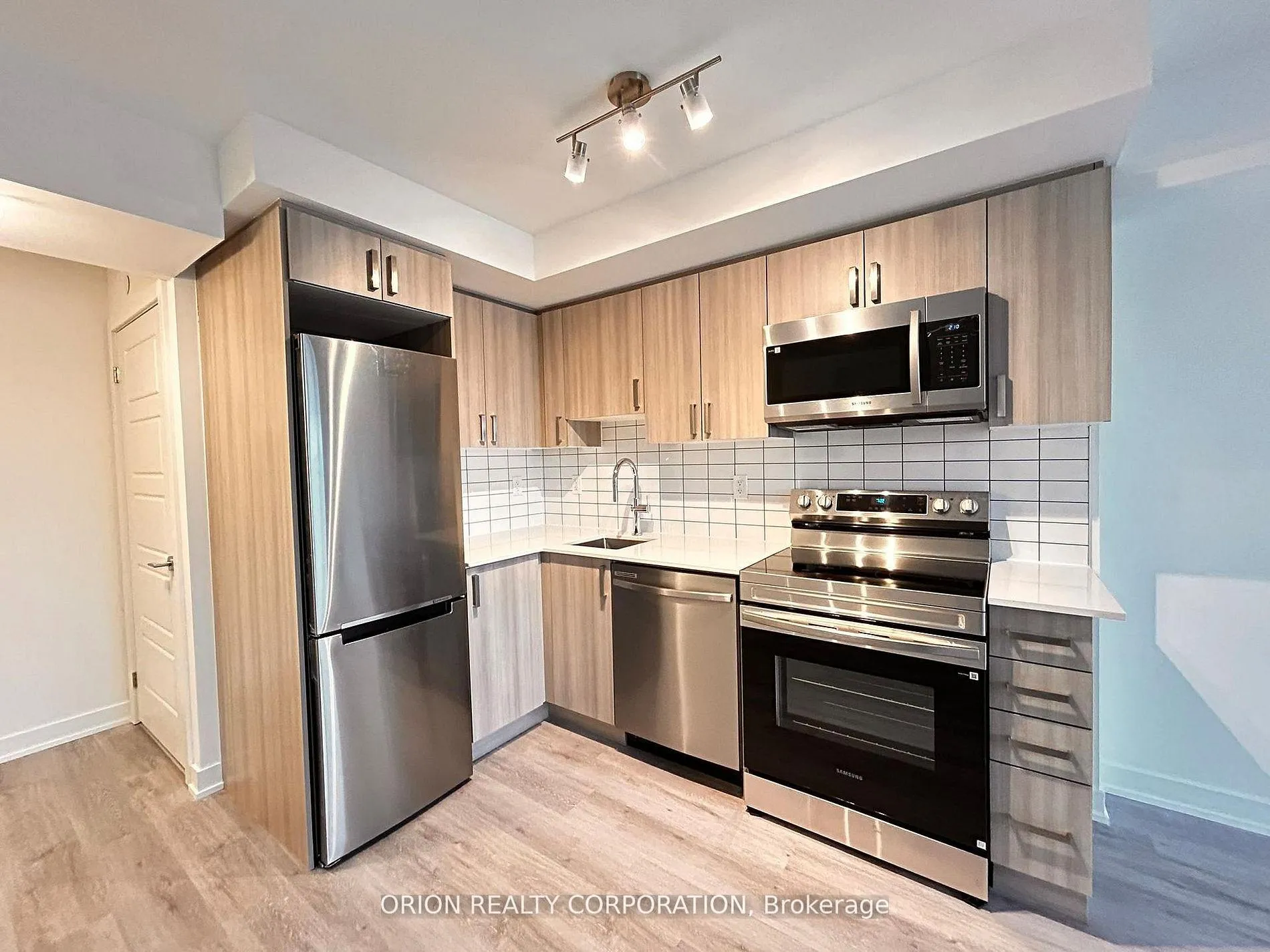 Photo 4 of Unit 601, 1010 Sandy Beach Road, Pickering, Bay Ridges — HOMEH