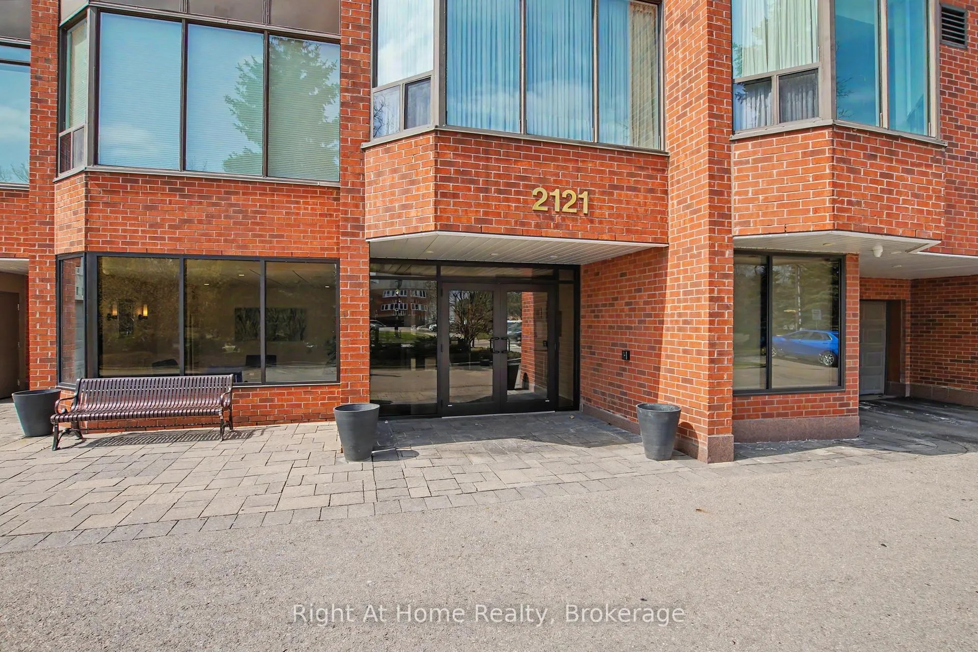 Photo 2 of Unit 405, 2121 Lakeshore Road, Burlington, Brant — HOMEH