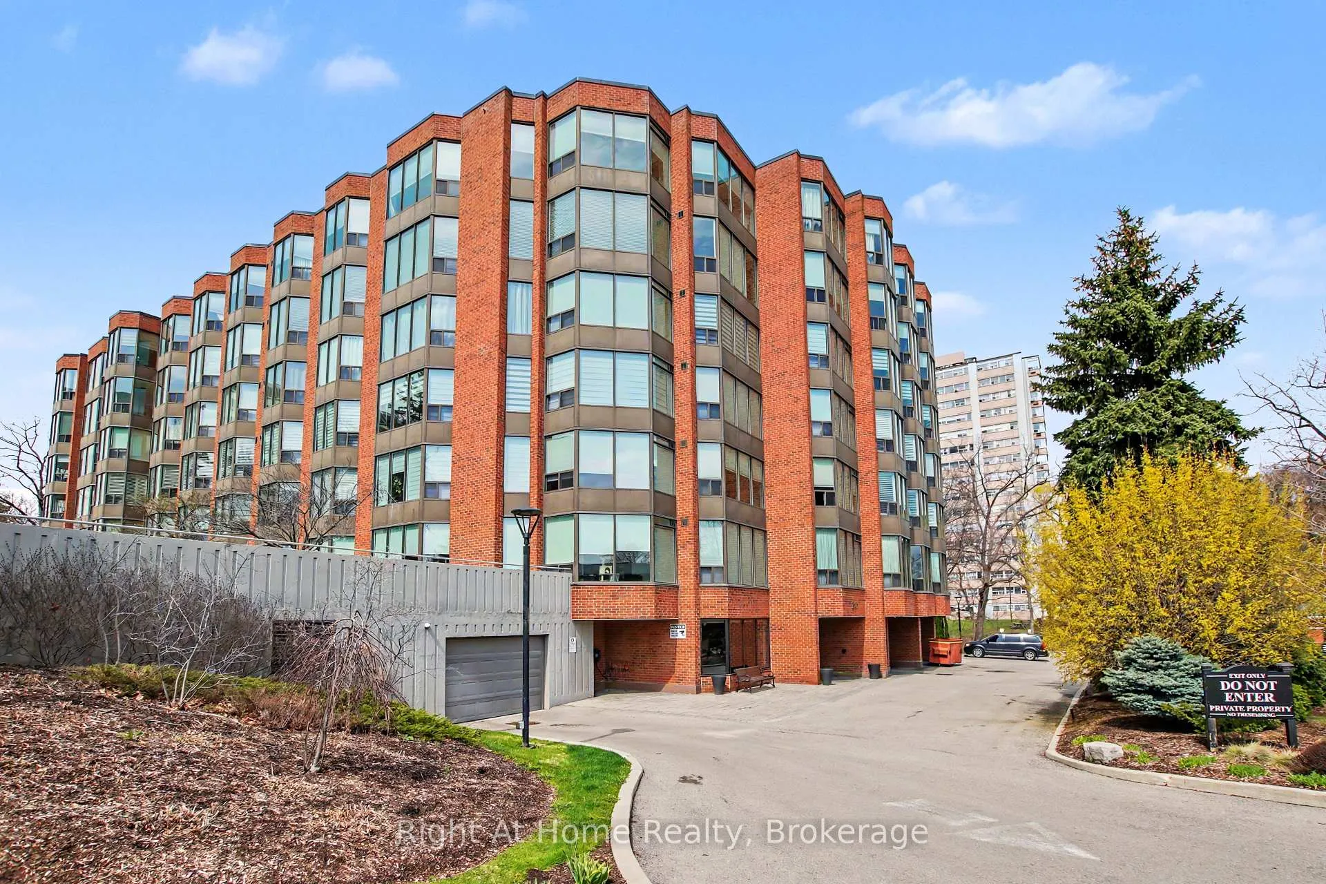 Photo 3 of Unit 405, 2121 Lakeshore Road, Burlington, Brant — HOMEH