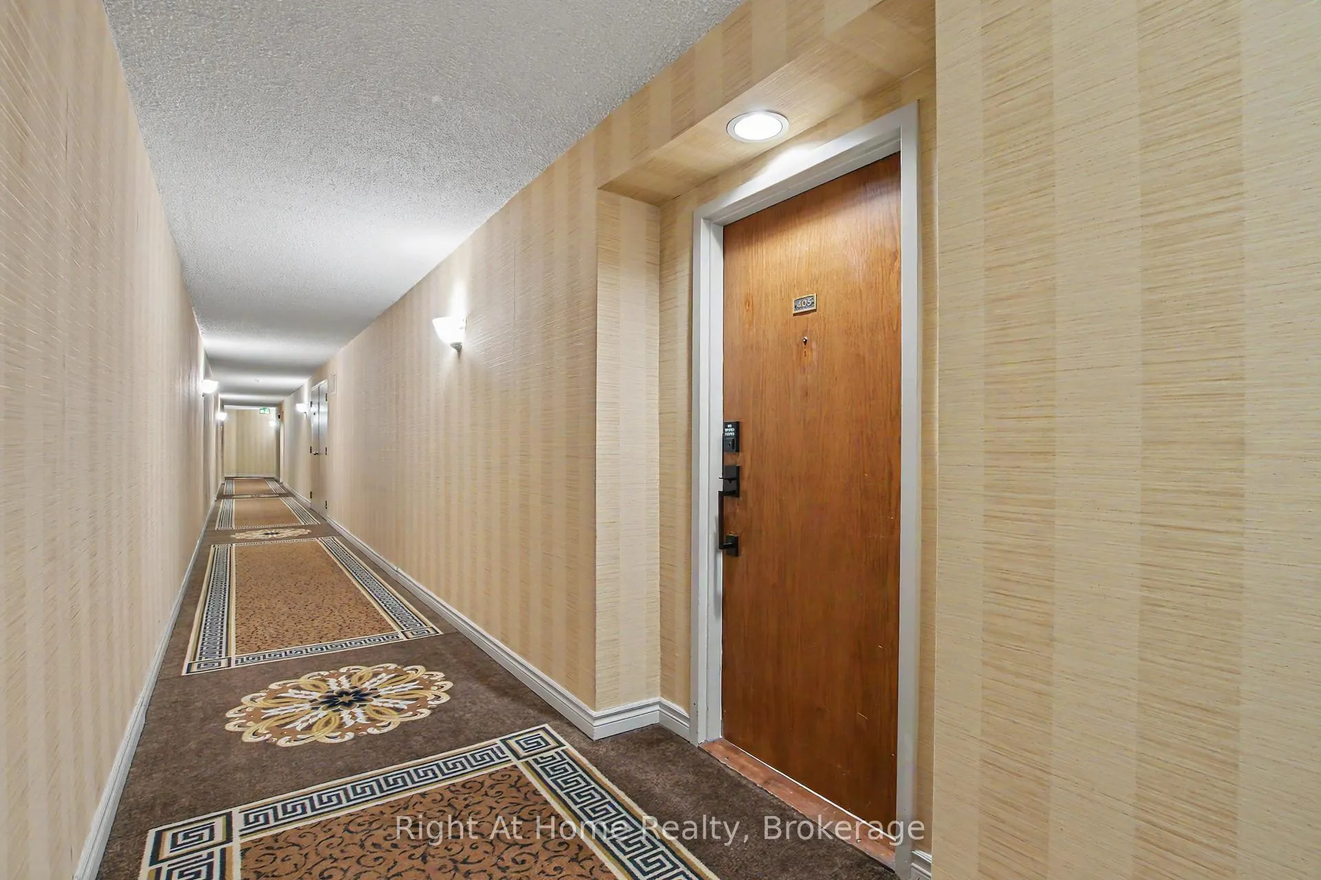 Photo 6 of Unit 405, 2121 Lakeshore Road, Burlington, Brant — HOMEH