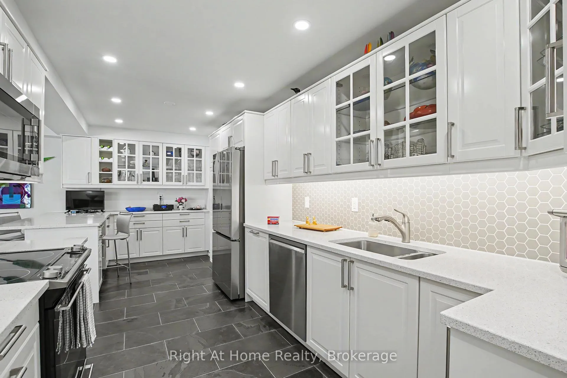 Photo 18 of Unit 405, 2121 Lakeshore Road, Burlington, Brant — HOMEH