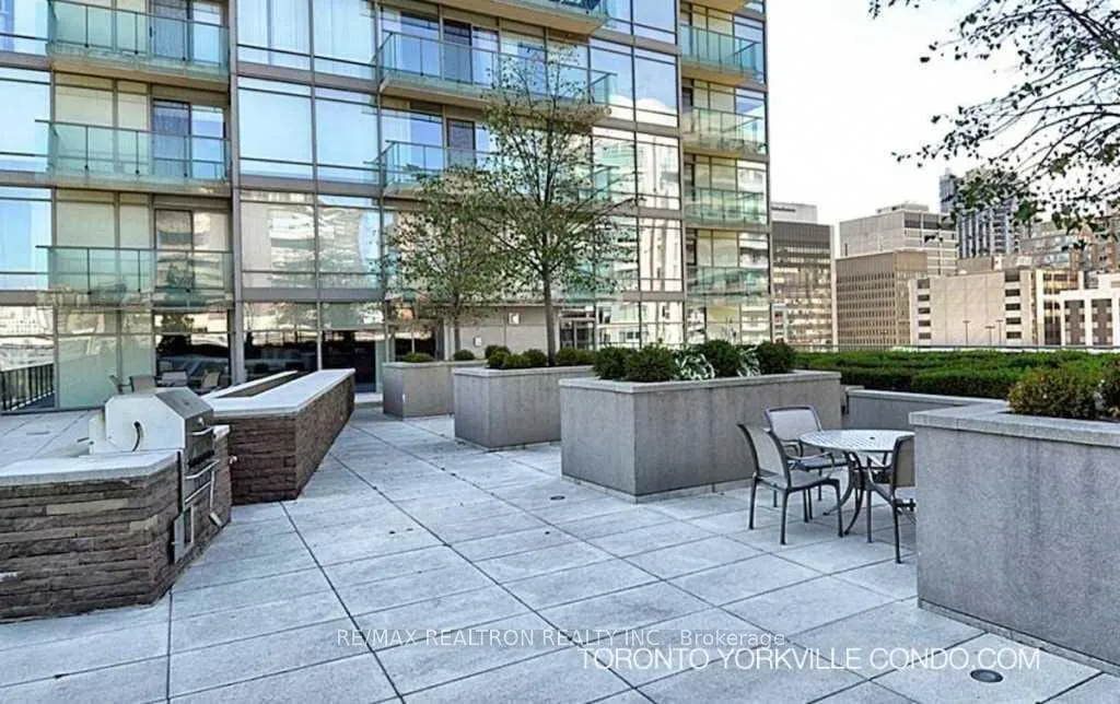 Front of Unit 1705, 18 Yorkville Avenue