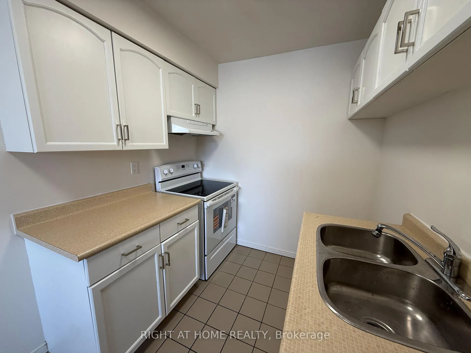 Photo 8 of 855 Wilson Road N, Oshawa, Pinecrest — HOMEH