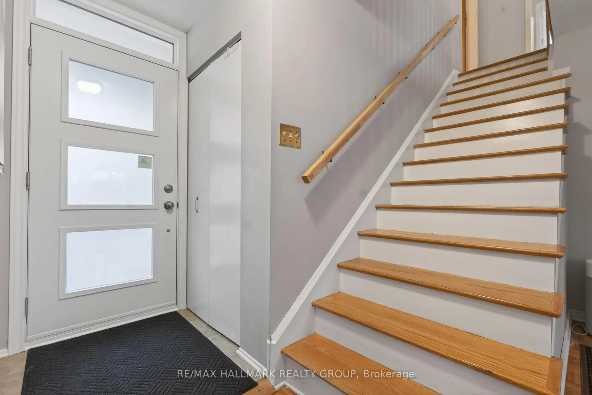 Photo 4 of 24 Hobart Crescent, Ottawa, Sheahan Estates/Trend Village — HOMEH