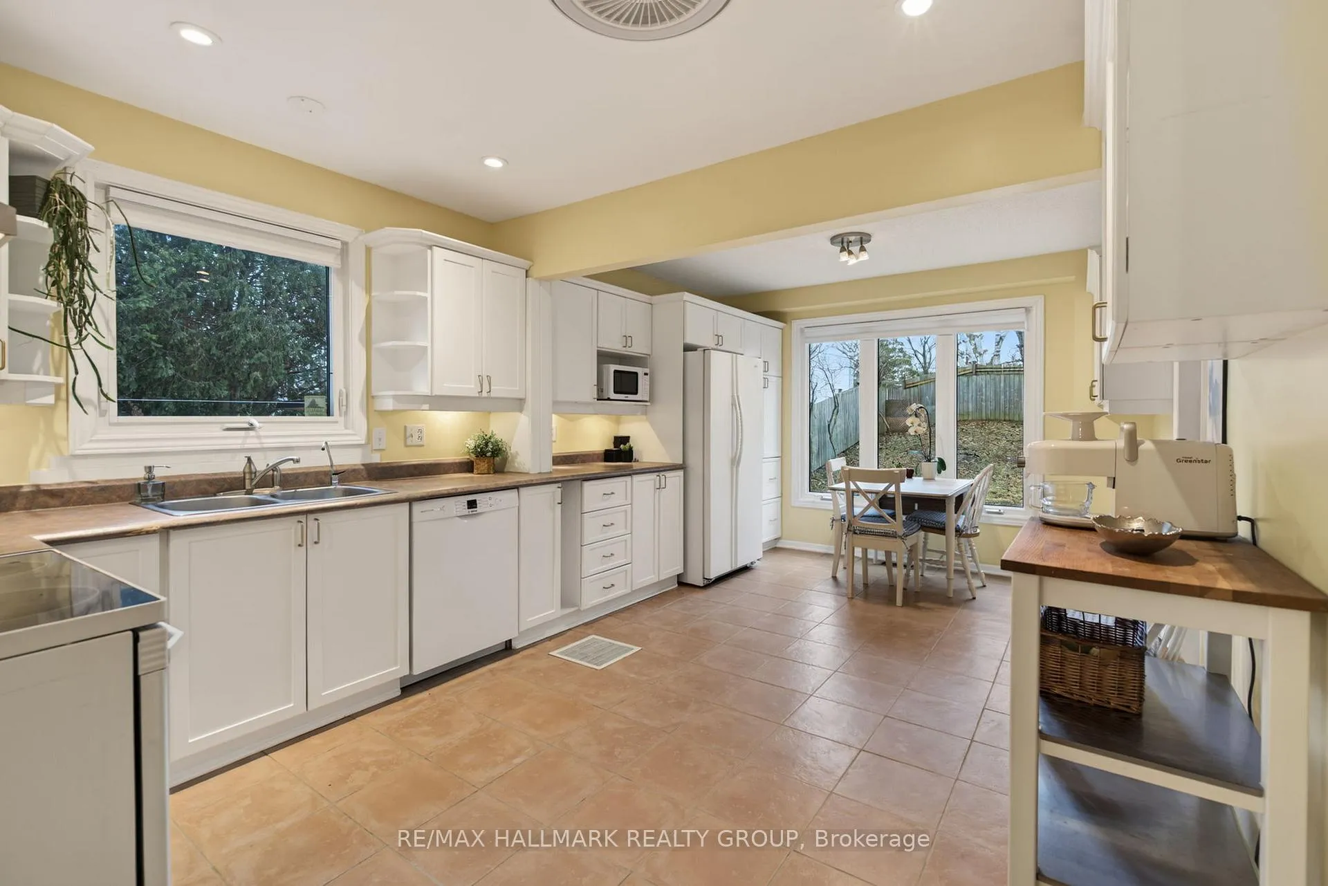 Photo 9 of 24 Hobart Crescent, Ottawa, Sheahan Estates/Trend Village — HOMEH