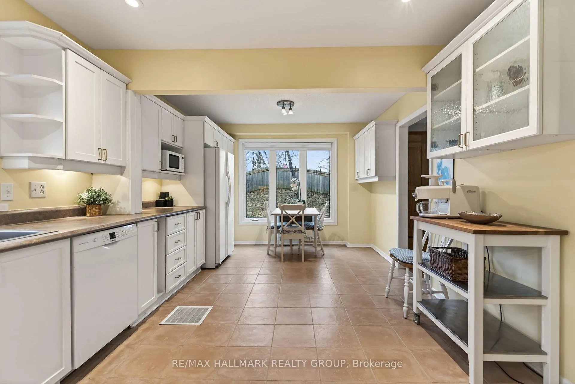 Photo 10 of 24 Hobart Crescent, Ottawa, Sheahan Estates/Trend Village — HOMEH