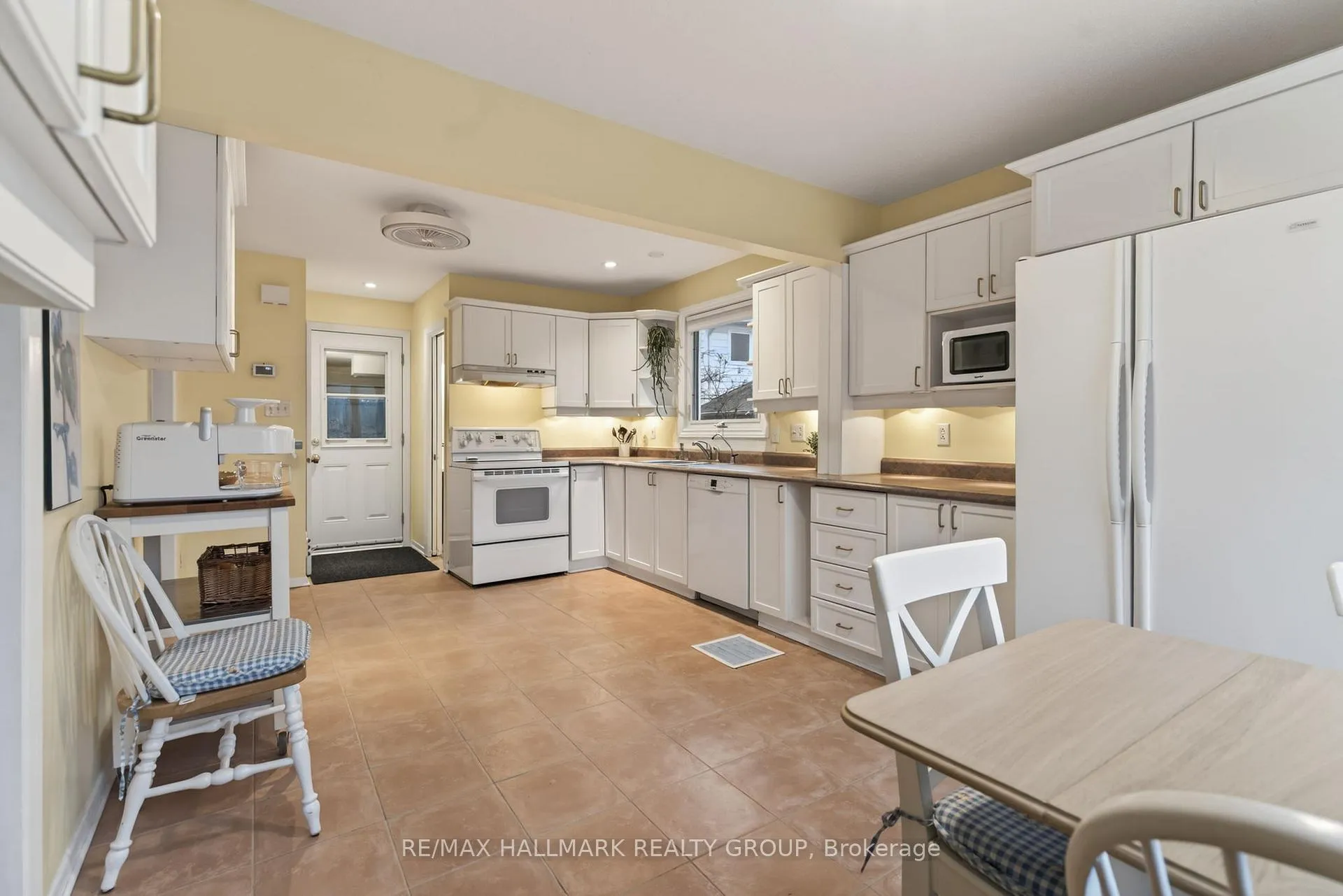 Photo 11 of 24 Hobart Crescent, Ottawa, Sheahan Estates/Trend Village — HOMEH