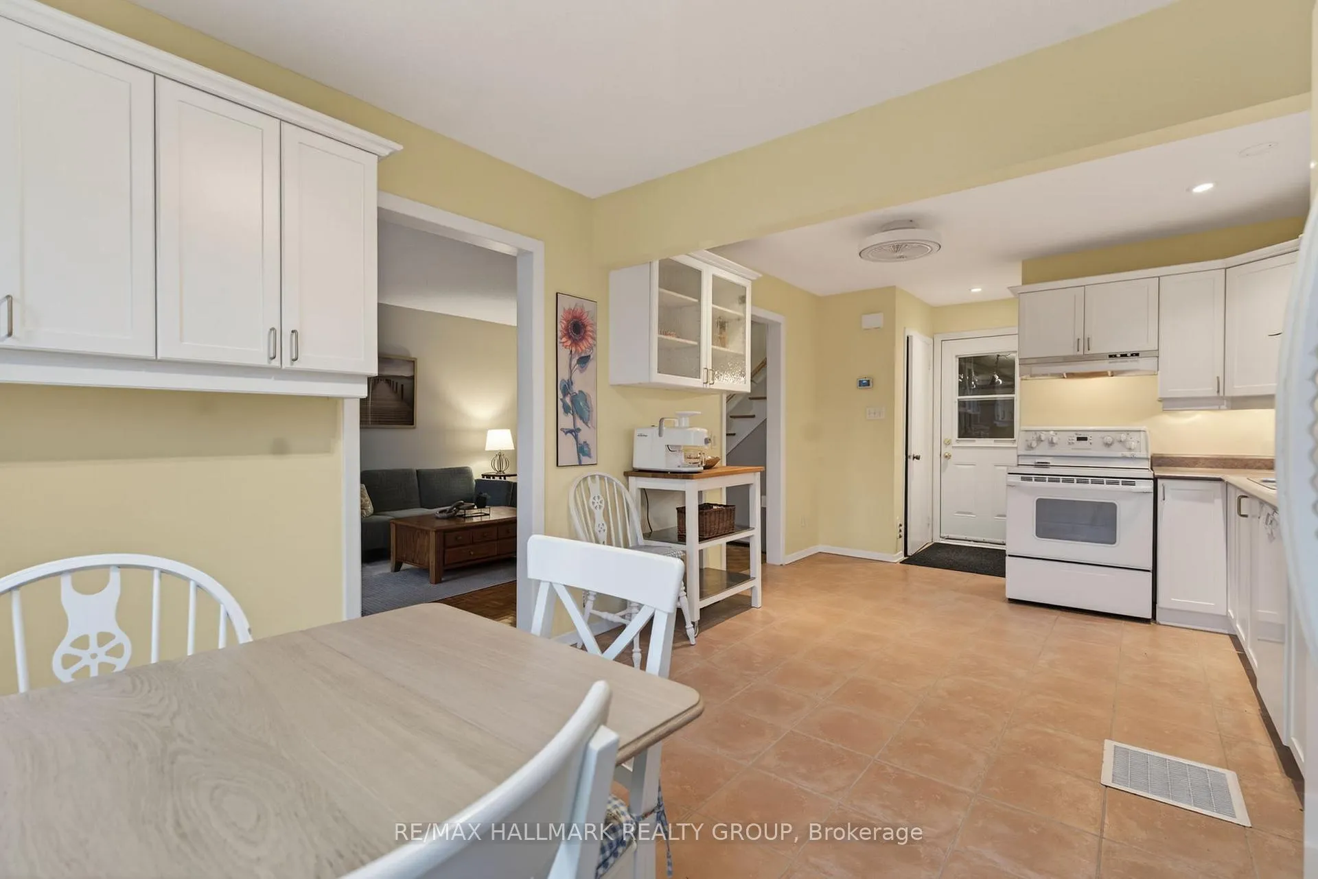 Photo 12 of 24 Hobart Crescent, Ottawa, Sheahan Estates/Trend Village — HOMEH