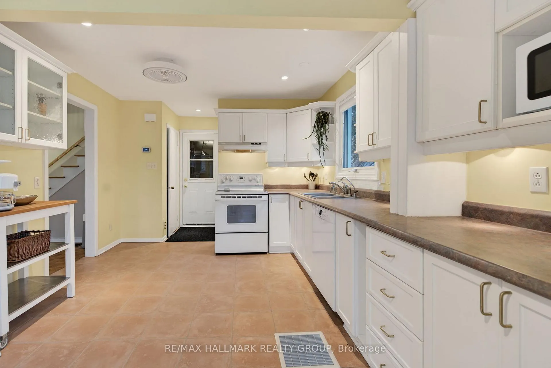 Photo 13 of 24 Hobart Crescent, Ottawa, Sheahan Estates/Trend Village — HOMEH