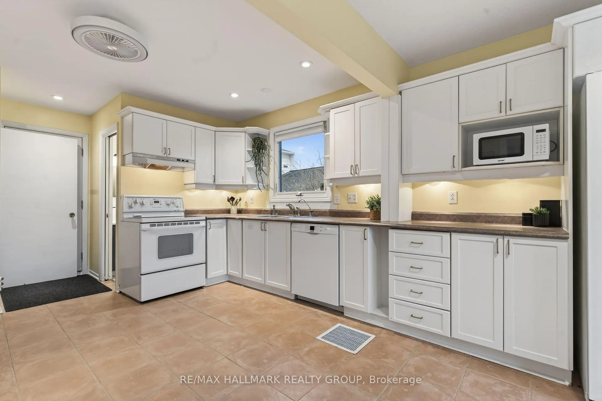 Photo 14 of 24 Hobart Crescent, Ottawa, Sheahan Estates/Trend Village — HOMEH