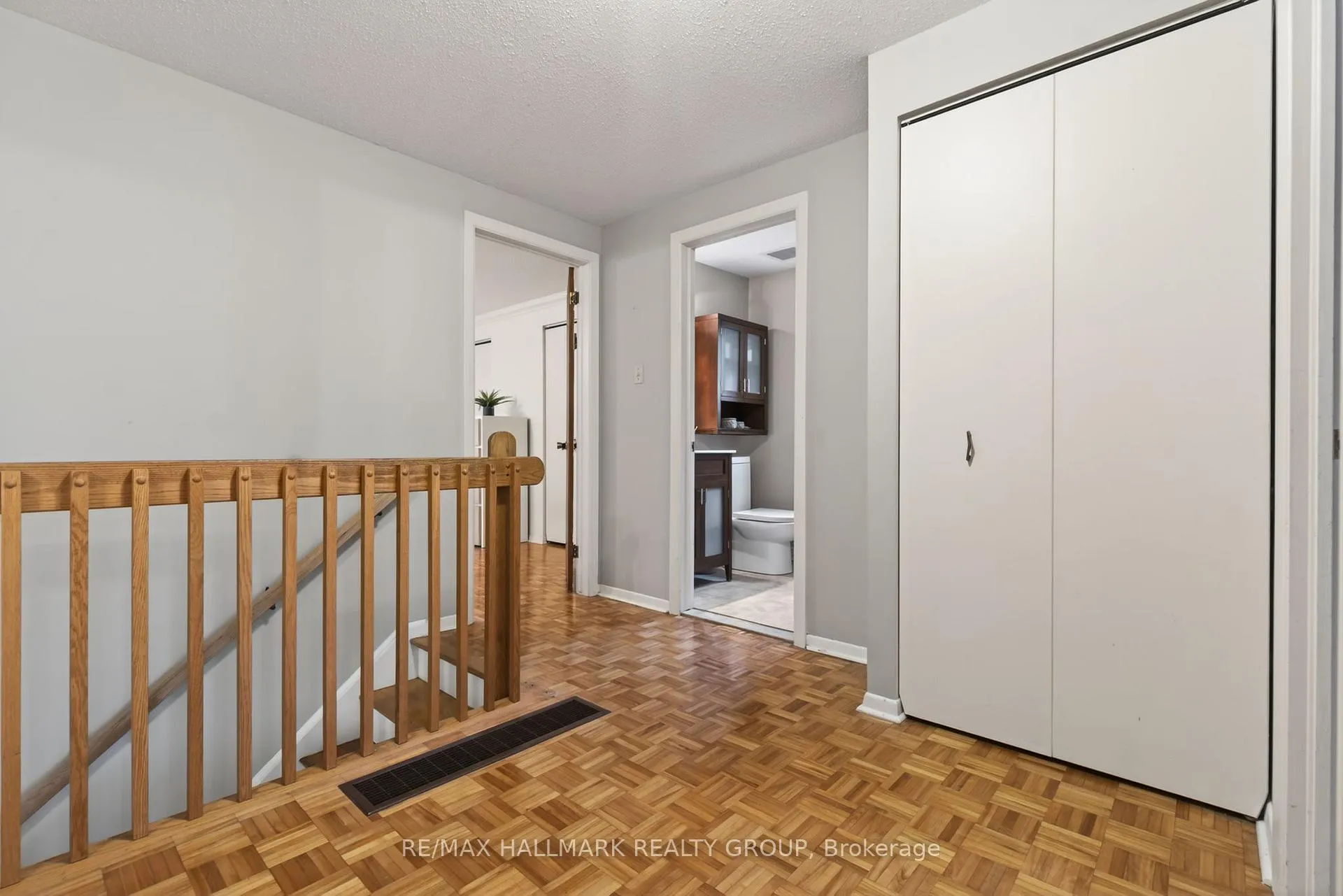 Photo 17 of 24 Hobart Crescent, Ottawa, Sheahan Estates/Trend Village — HOMEH