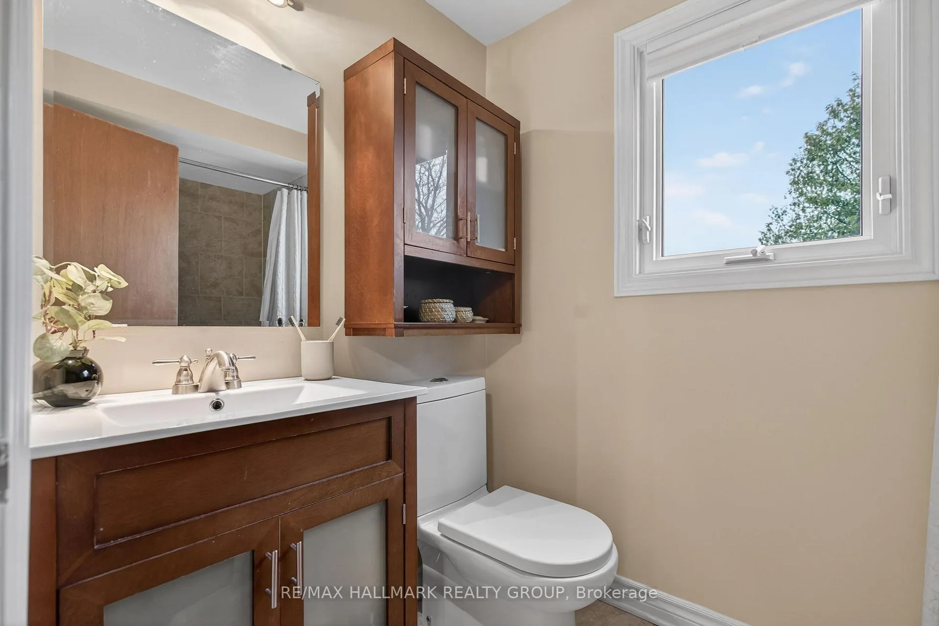 Photo 18 of 24 Hobart Crescent, Ottawa, Sheahan Estates/Trend Village — HOMEH