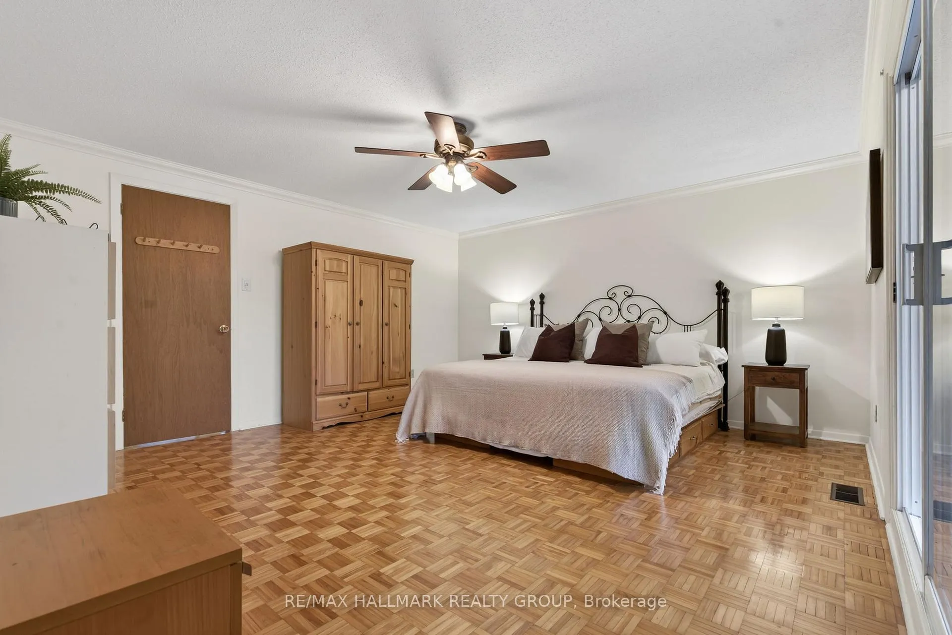 Photo 19 of 24 Hobart Crescent, Ottawa, Sheahan Estates/Trend Village — HOMEH