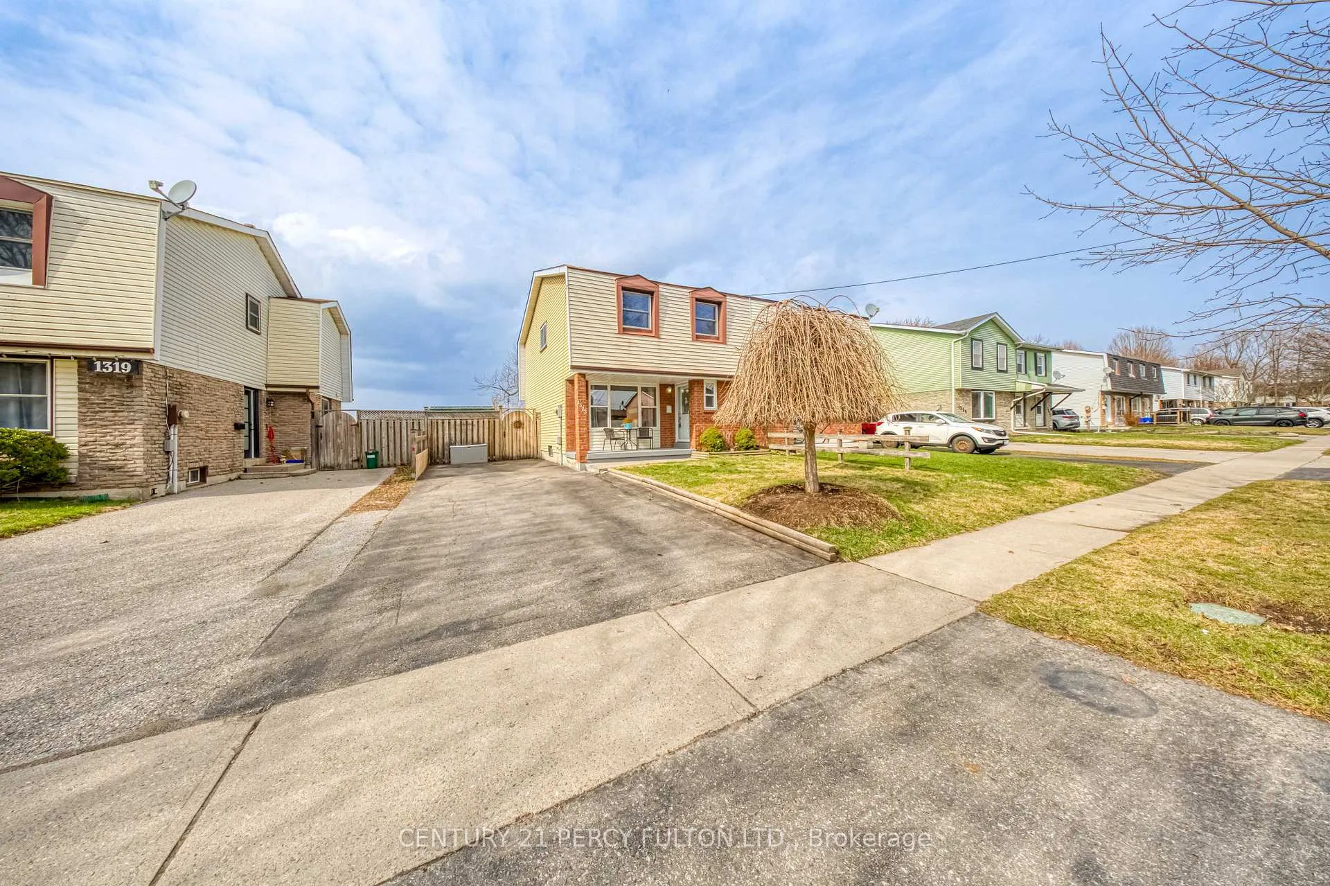 Photo 2 of 1323 Fenelon Crescent, Oshawa, Stevenson — HOMEH