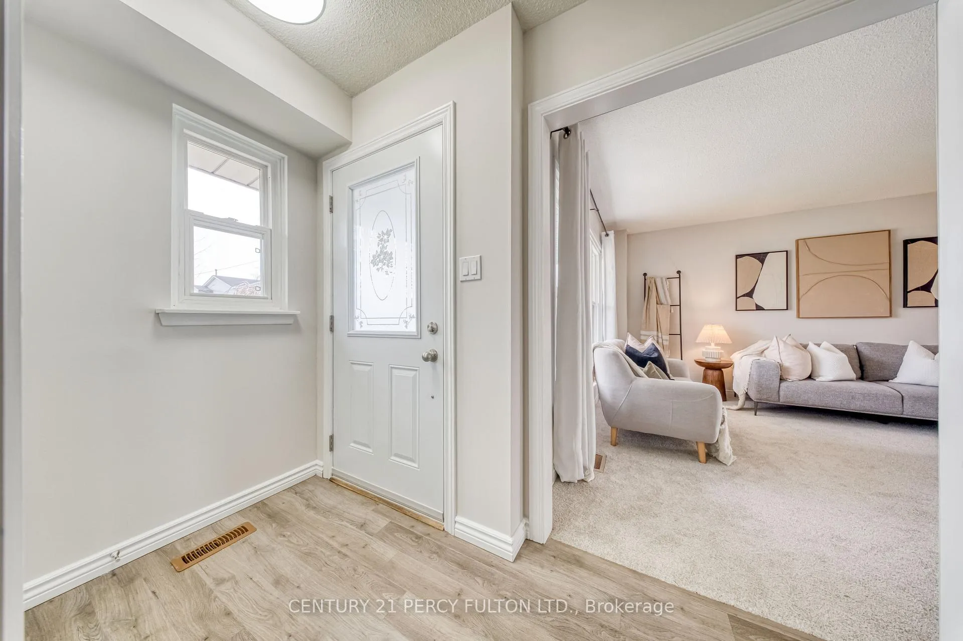 Photo 3 of 1323 Fenelon Crescent, Oshawa, Stevenson — HOMEH