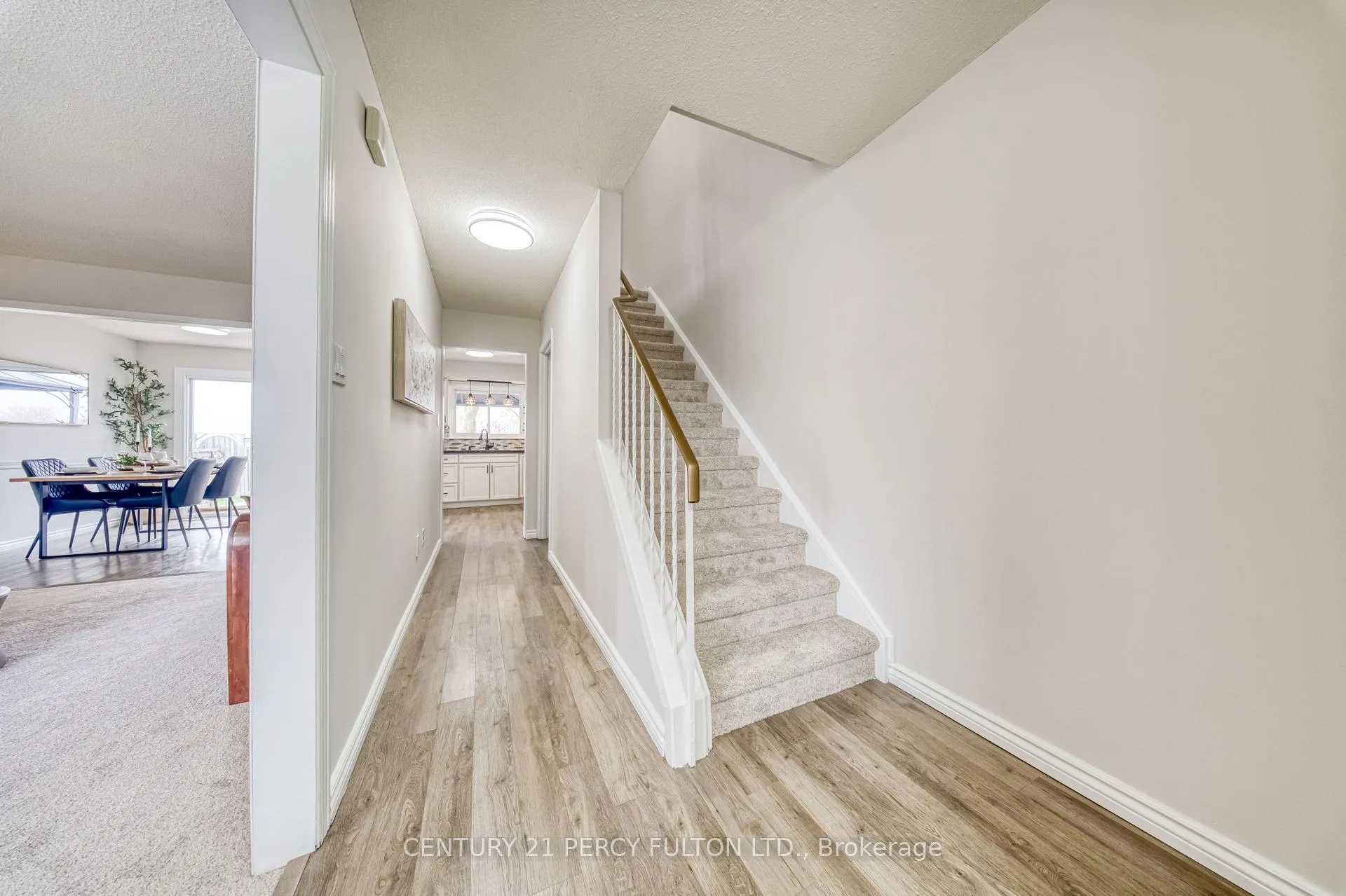 Photo 4 of 1323 Fenelon Crescent, Oshawa, Stevenson — HOMEH