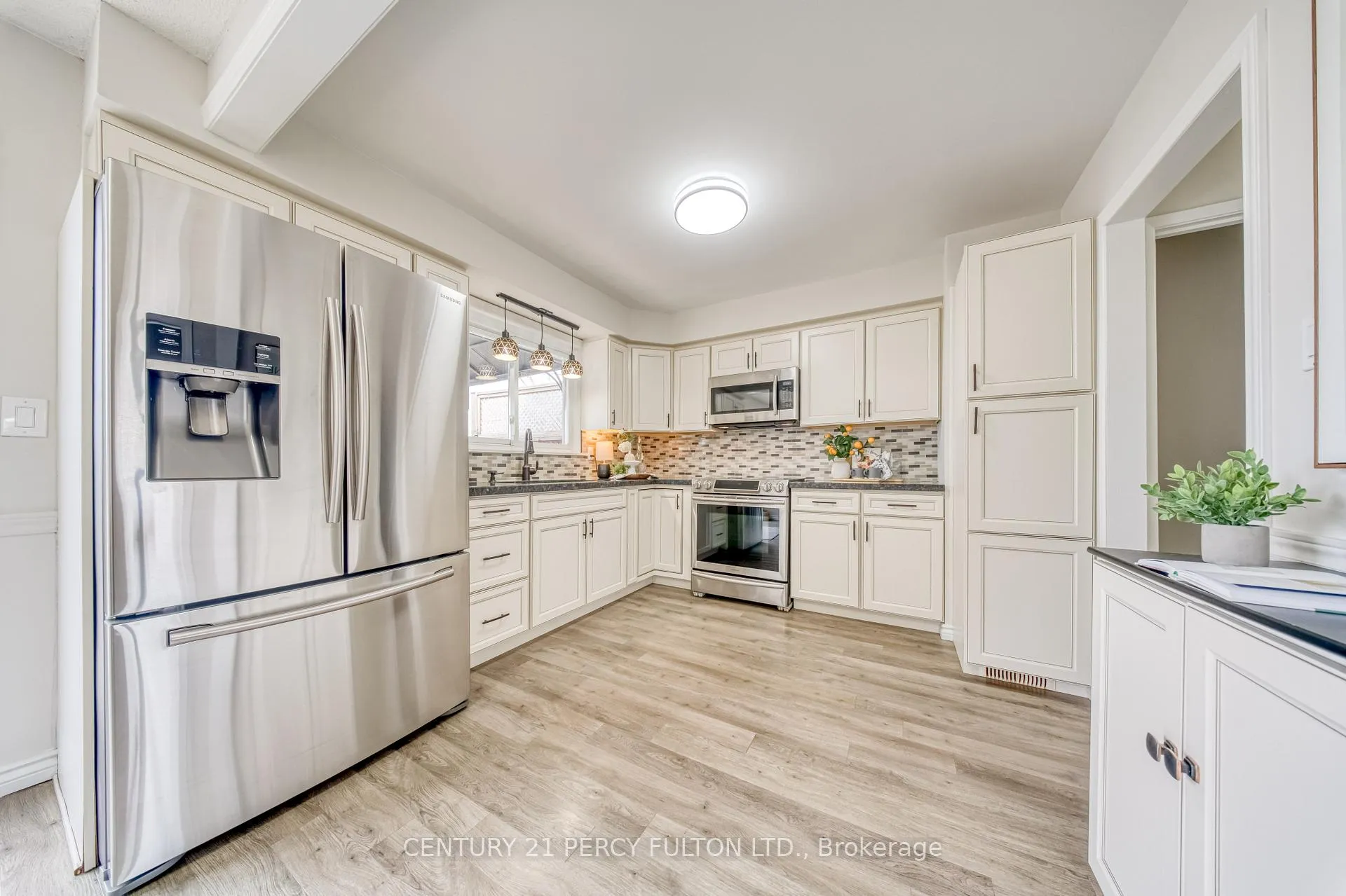 Photo 12 of 1323 Fenelon Crescent, Oshawa, Stevenson — HOMEH