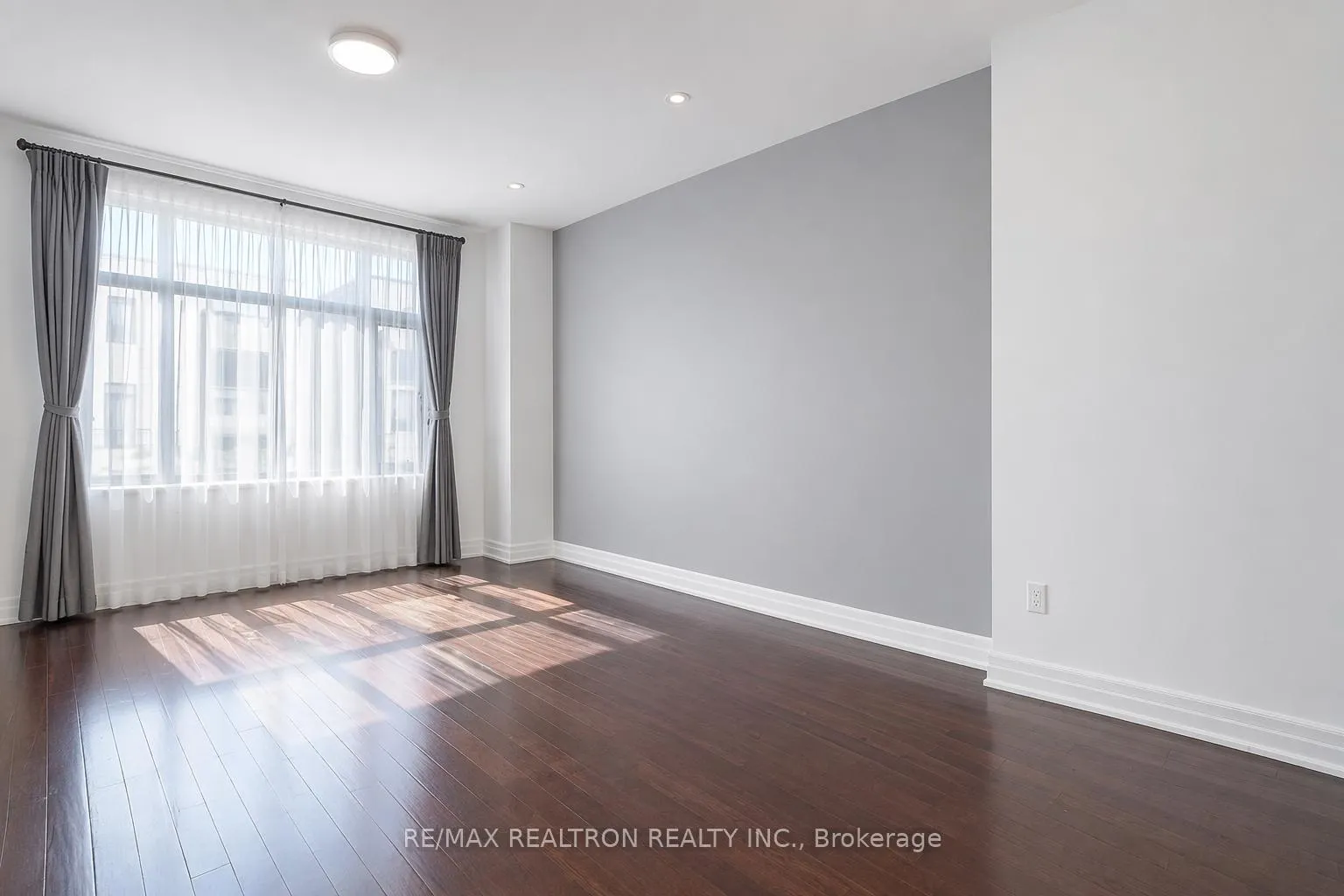 Photo 2 of 74 William Saville Street E, Markham, Unionville — HOMEH