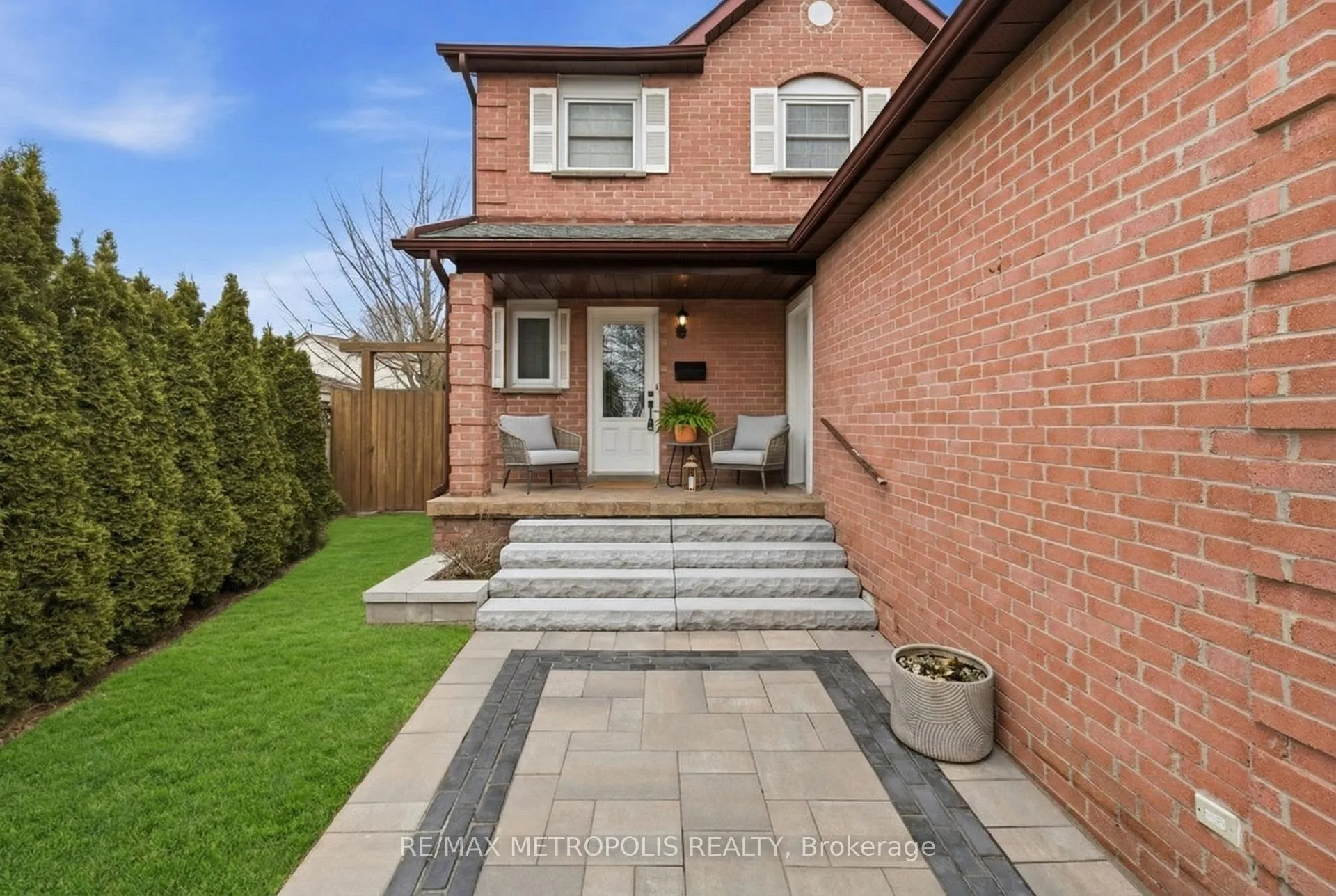 Photo 2 of 700 Mountjoy Court, Oshawa, Pinecrest — HOMEH
