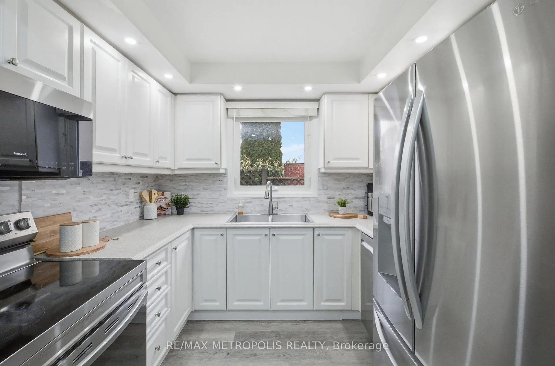 Photo 11 of 700 Mountjoy Court, Oshawa, Pinecrest — HOMEH