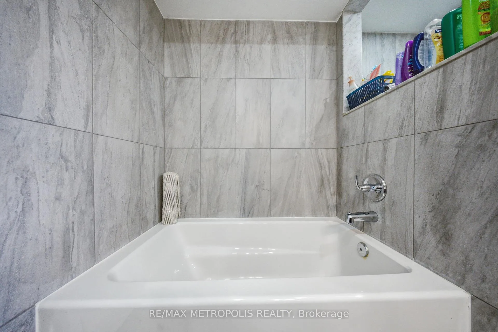 Photo 16 of 700 Mountjoy Court, Oshawa, Pinecrest — HOMEH