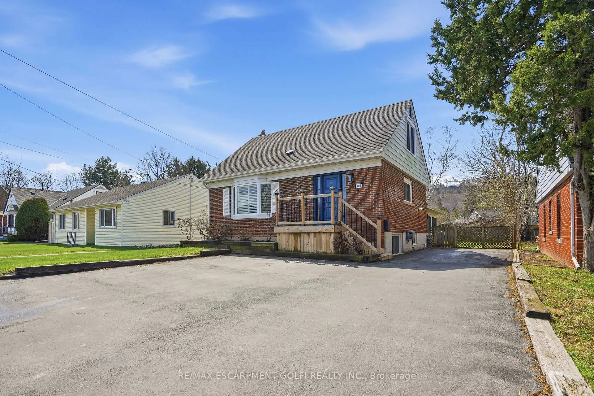 Photo 2 of 101 Livingston Avenue, Grimsby, Grimsby West — HOMEH