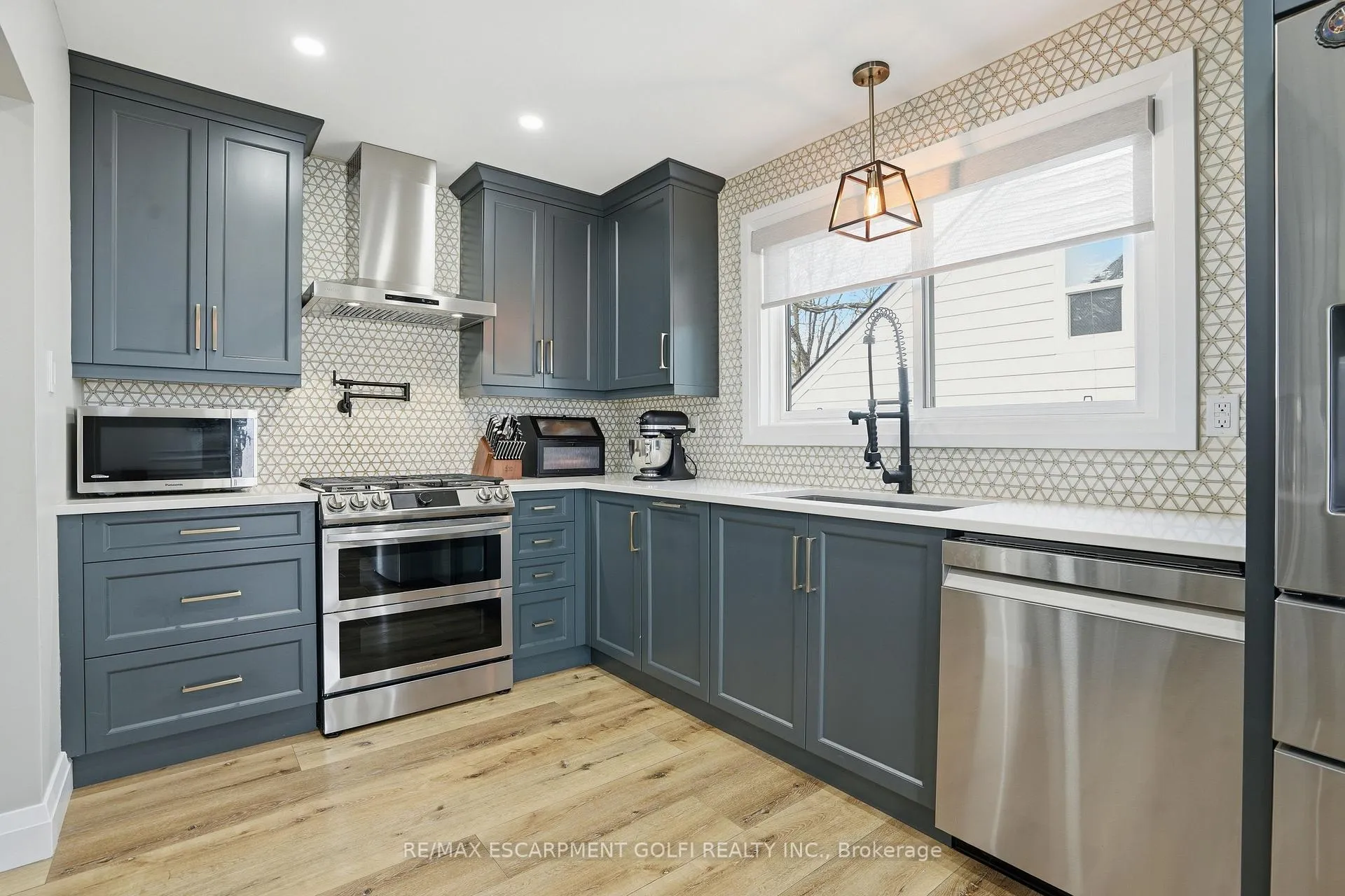 Photo 5 of 101 Livingston Avenue, Grimsby, Grimsby West — HOMEH