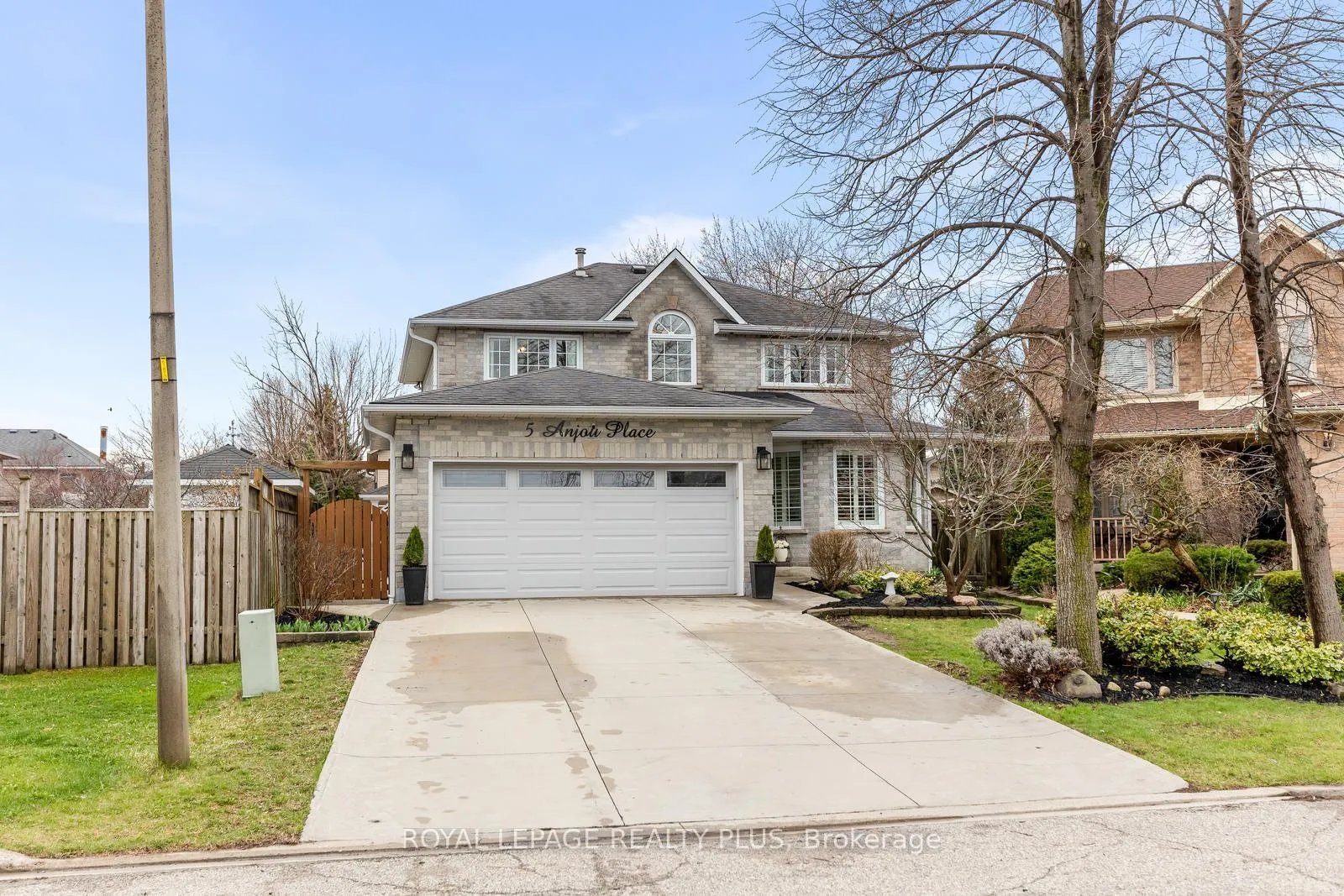 Photo 1 of 5 Anjou Place, Hamilton, Stoney Creek Mountain — HOMEH