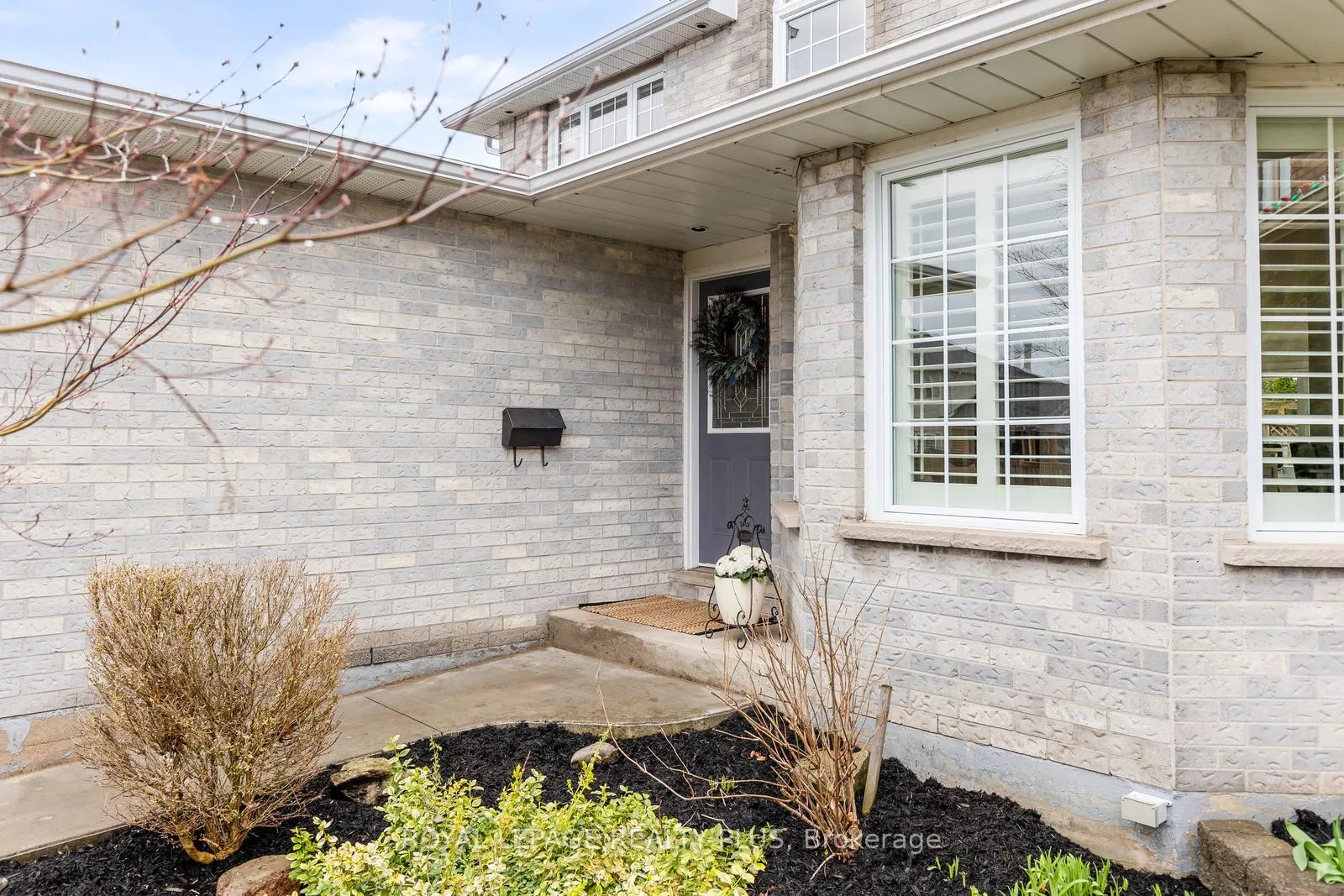 Photo 2 of 5 Anjou Place, Hamilton, Stoney Creek Mountain — HOMEH