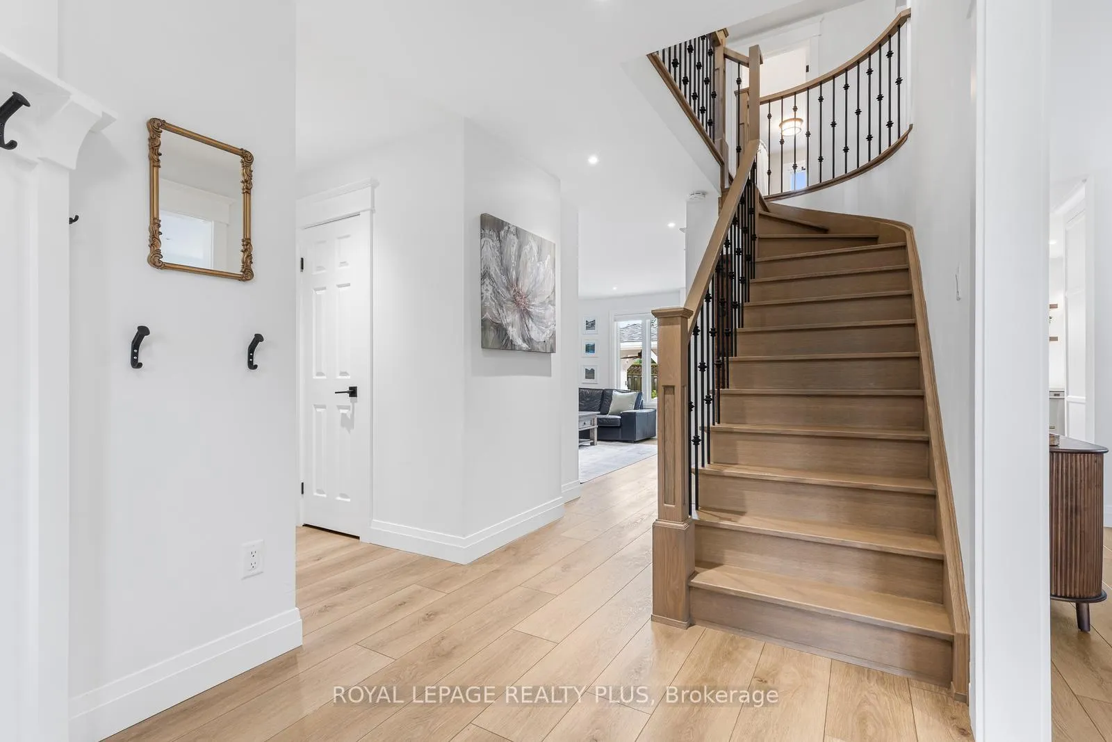 Photo 4 of 5 Anjou Place, Hamilton, Stoney Creek Mountain — HOMEH