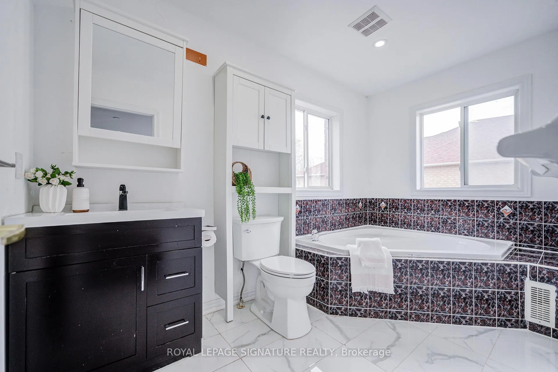Photo 26 of 76 Derrywood Drive, Vaughan, Patterson — HOMEH
