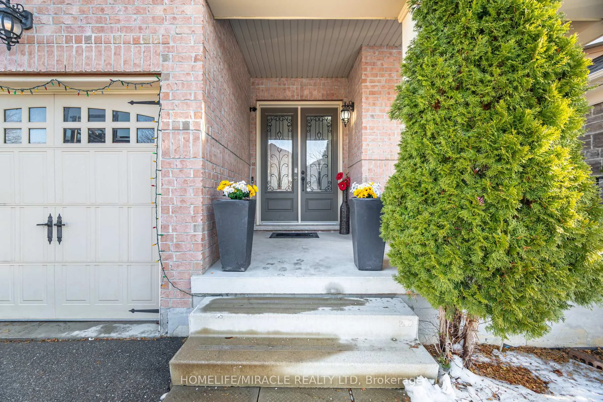 Photo 2 of 162 Coastline Drive, Brampton, Bram West — HOMEH