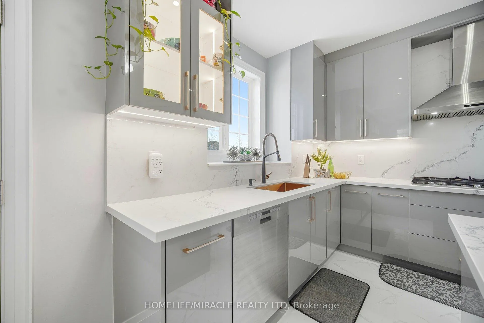 Photo 15 of 162 Coastline Drive, Brampton, Bram West — HOMEH